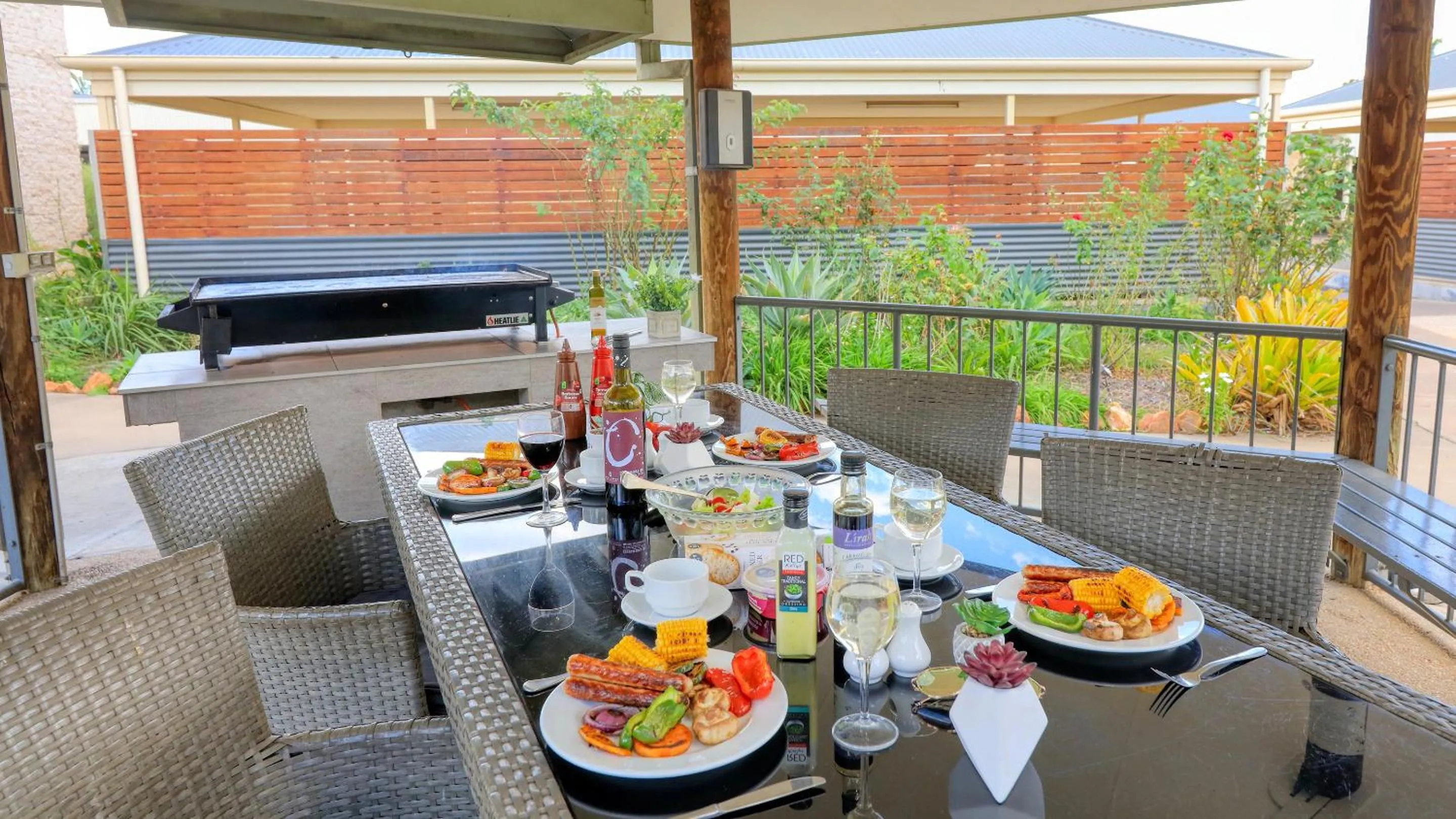 BBQ facilities in Emerald Gardens Motel & Apartments