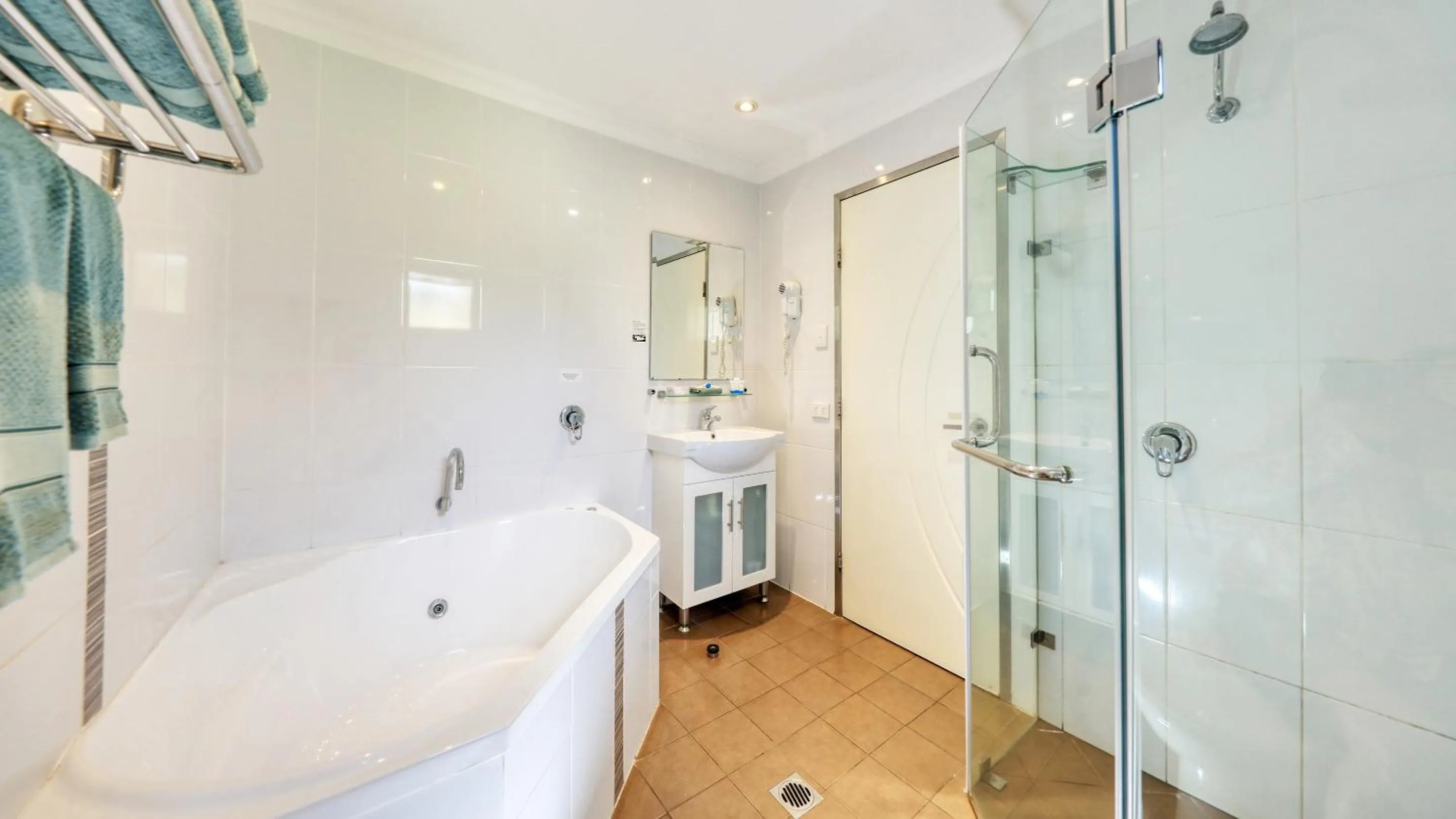 Toilet in Emerald Gardens Motel & Apartments