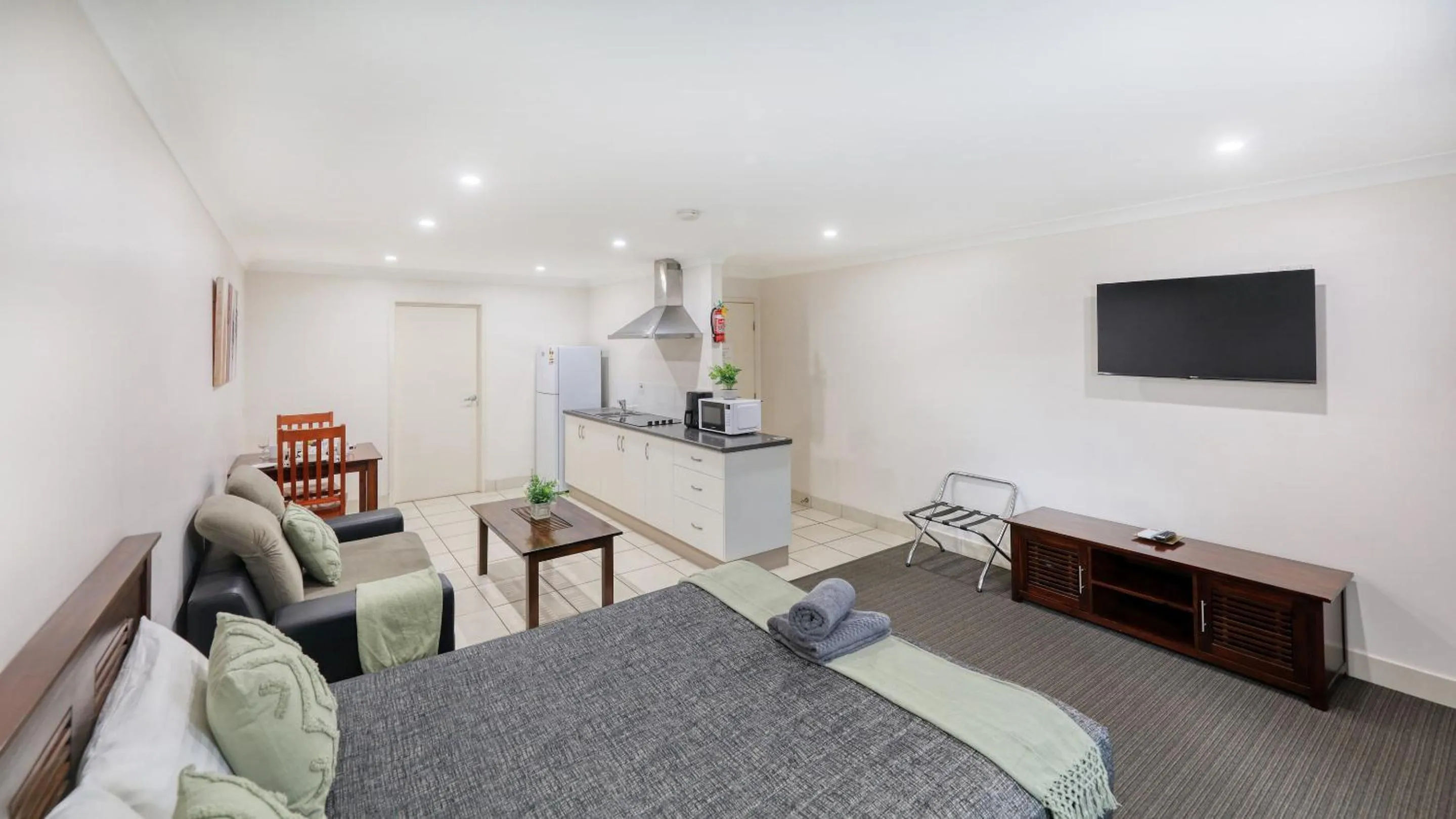 TV and multimedia in Emerald Gardens Motel & Apartments