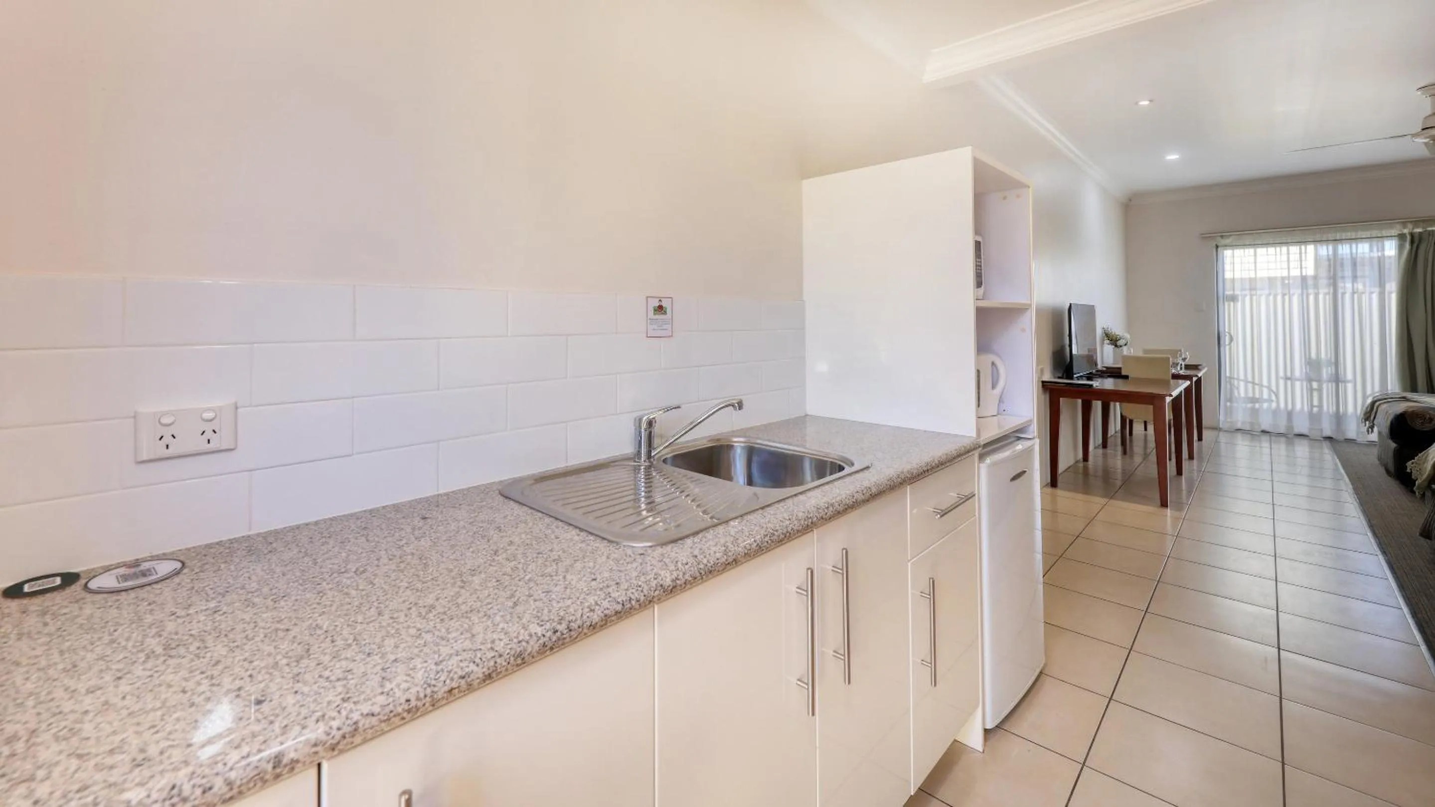 Kitchen or kitchenette in Emerald Gardens Motel & Apartments