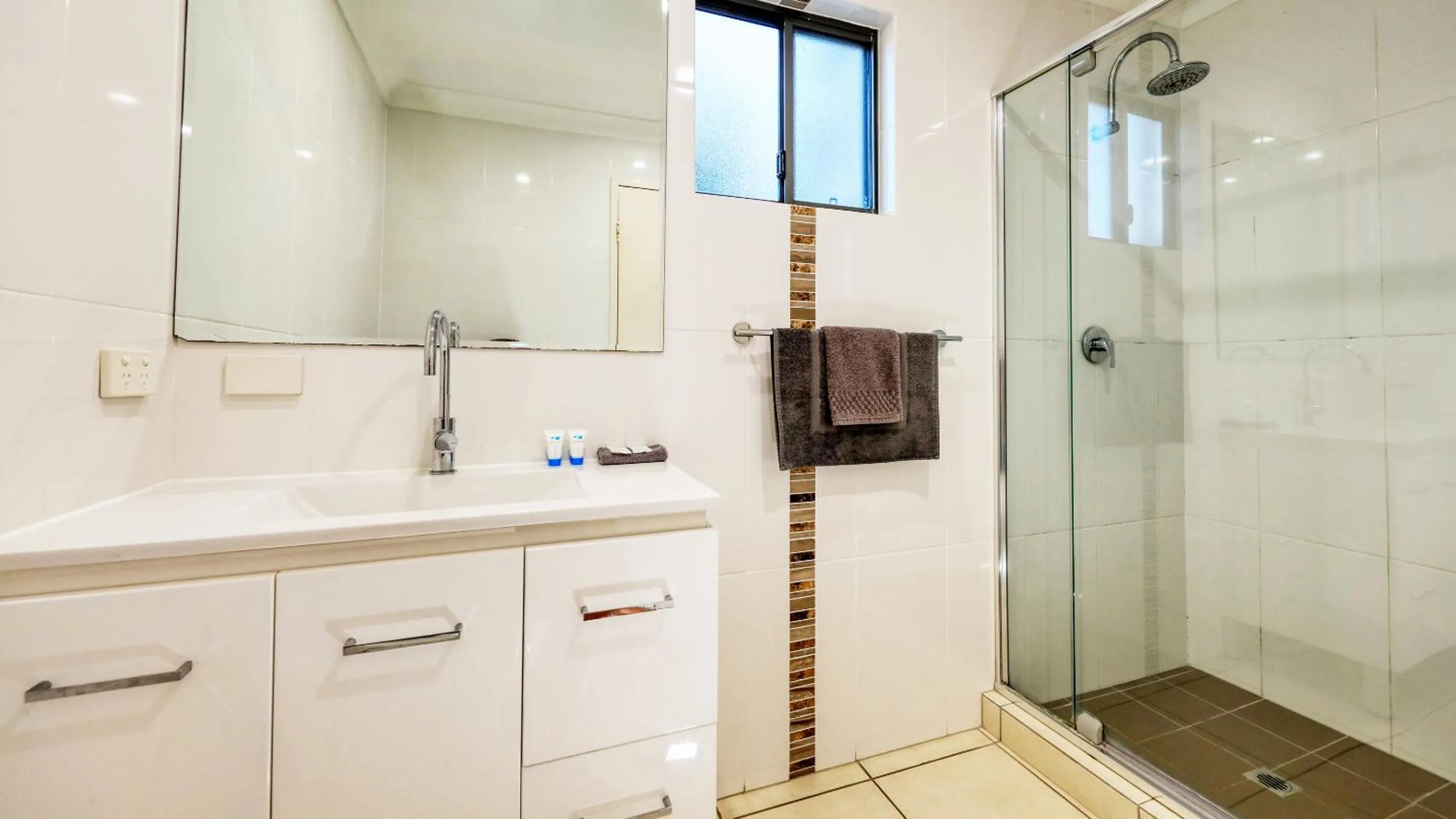 Shower in Emerald Gardens Motel & Apartments