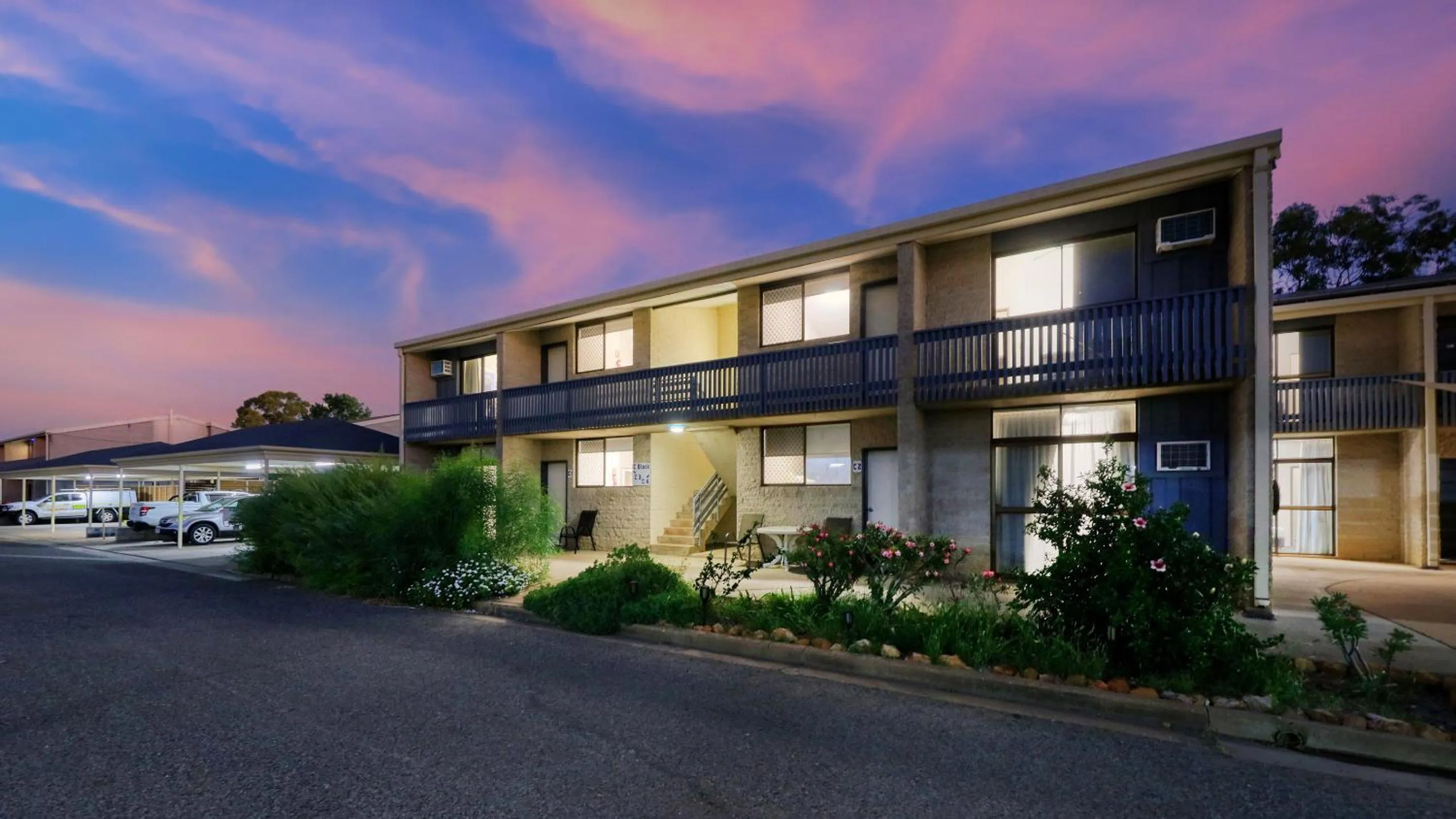 Property building in Emerald Gardens Motel & Apartments