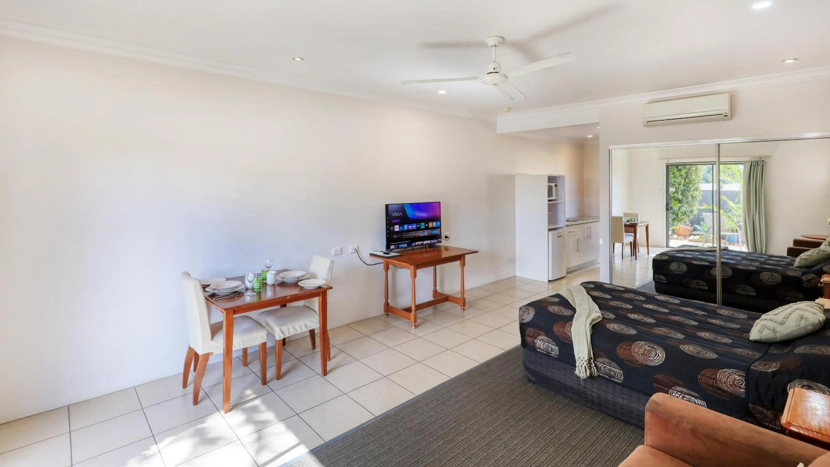 TV and multimedia in Emerald Gardens Motel & Apartments