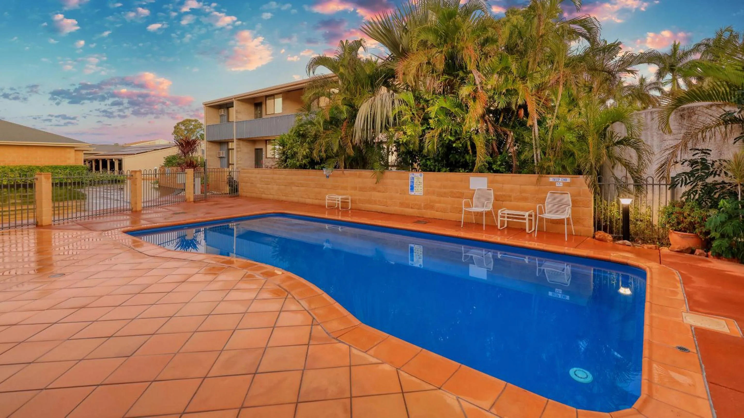 Swimming pool in Emerald Gardens Motel & Apartments