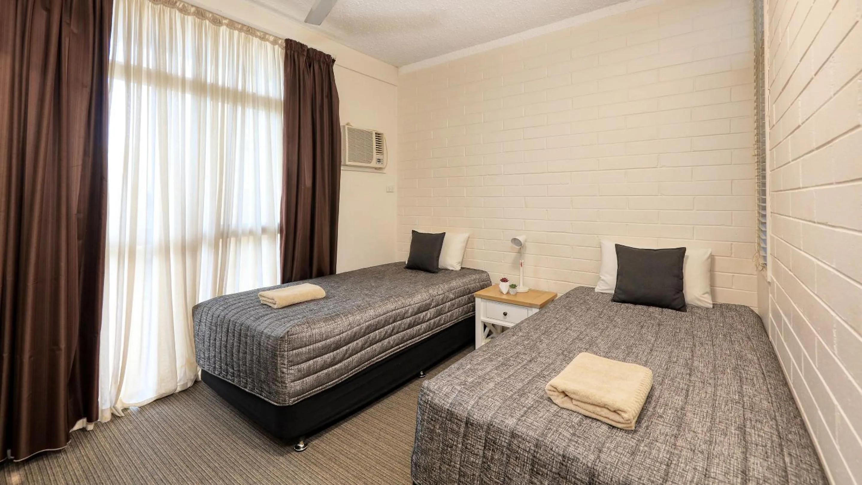 air conditioner, Bed in Emerald Gardens Motel & Apartments