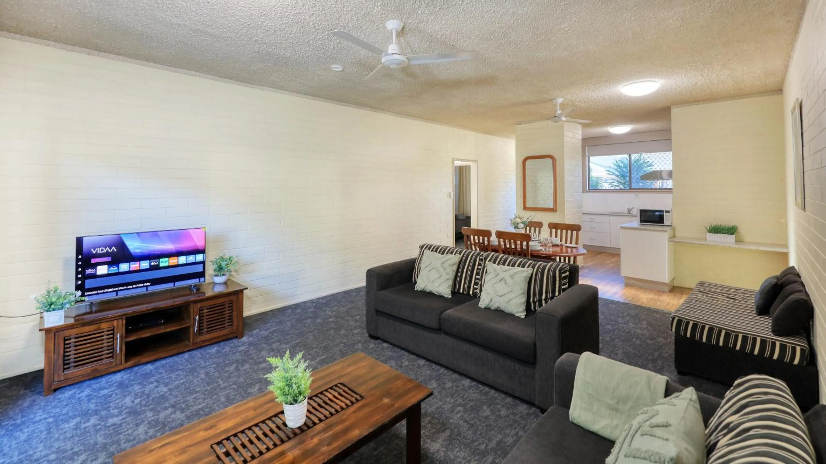 TV and multimedia in Emerald Gardens Motel & Apartments