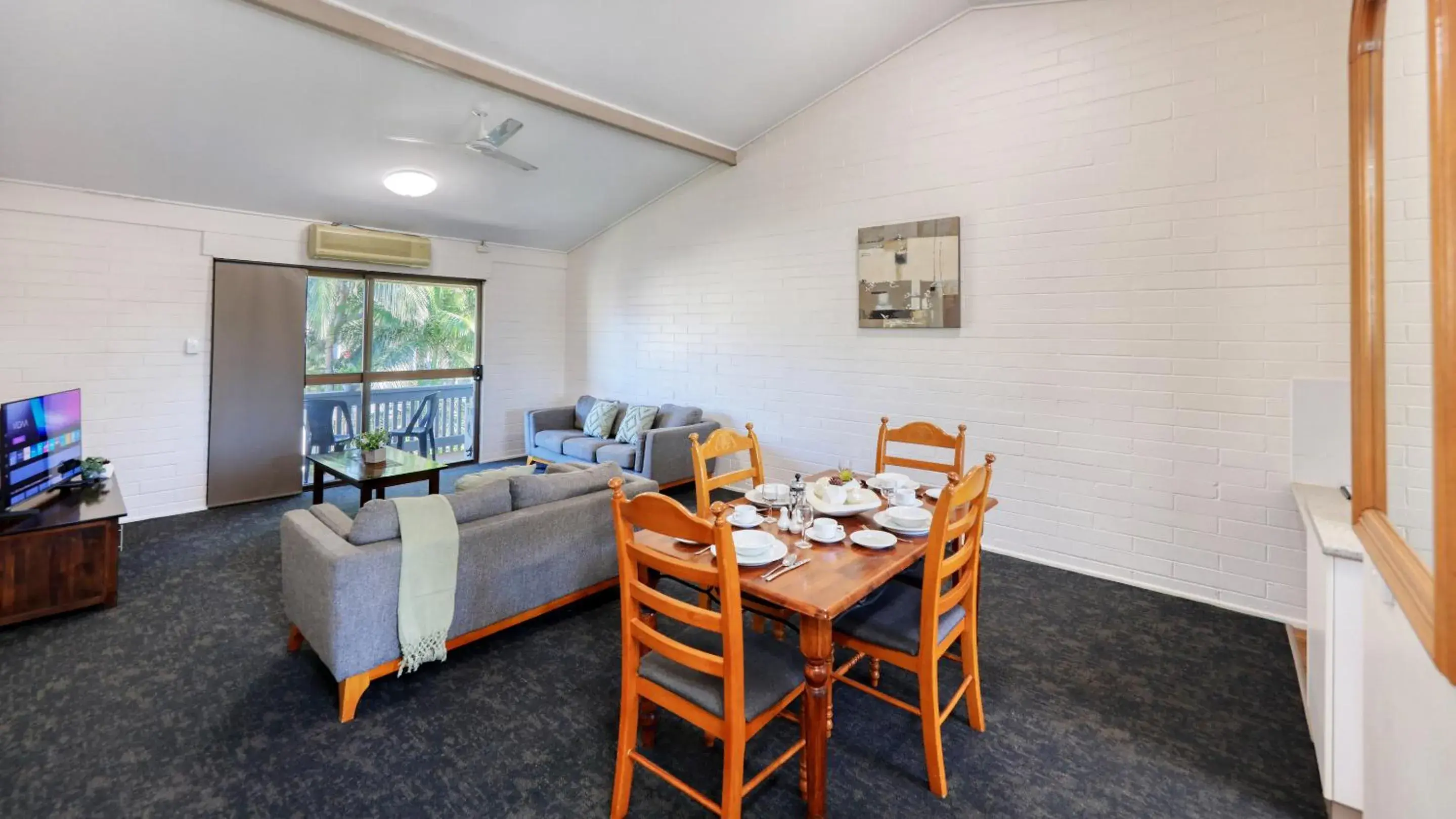 Two-Bedroom Apartment 2 in Emerald Gardens Motel & Apartments Two-Bedroom Apartment 2 in Emerald Gardens Motel & Apartments