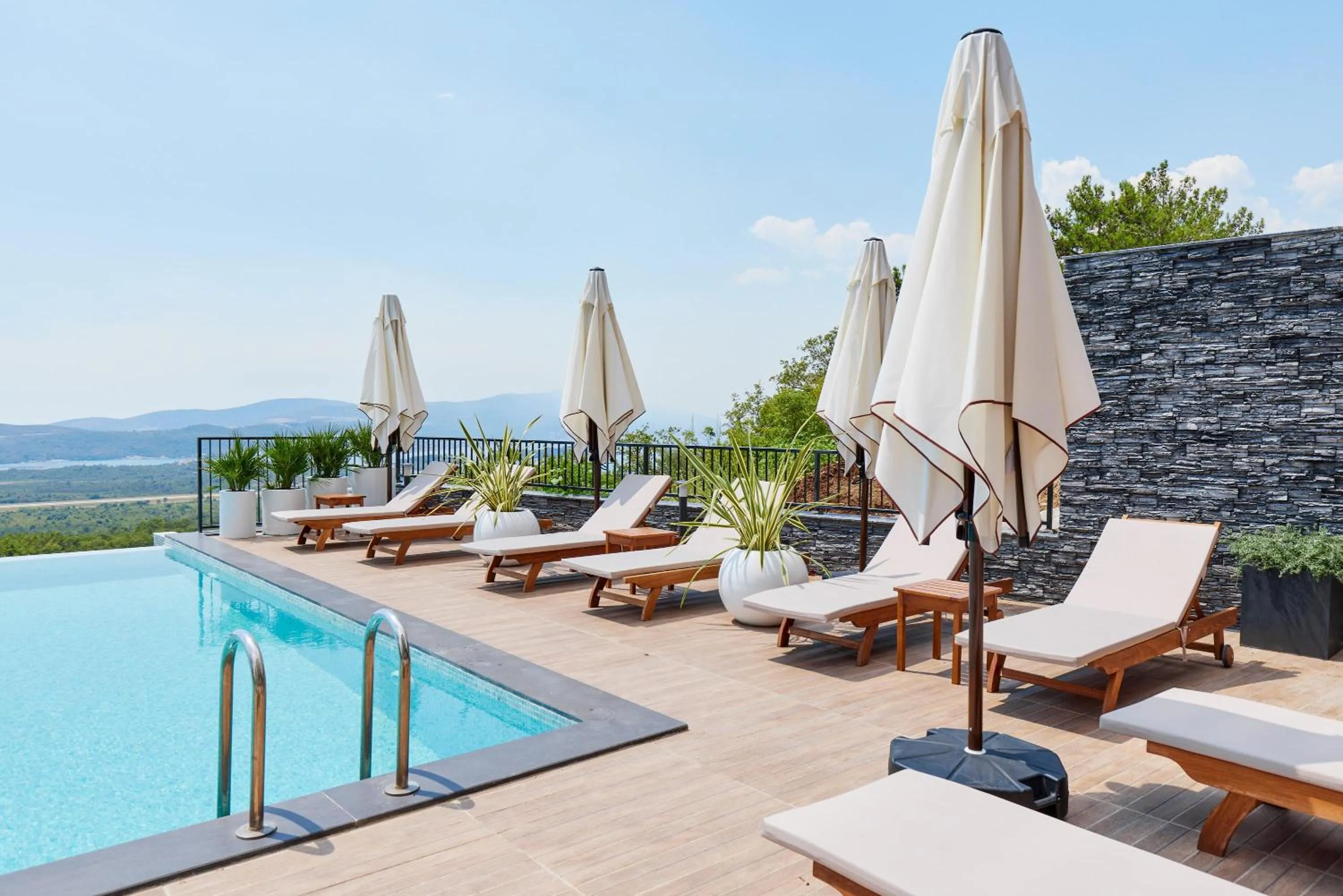 Swimming pool in Bayview Hills Luxury Residences