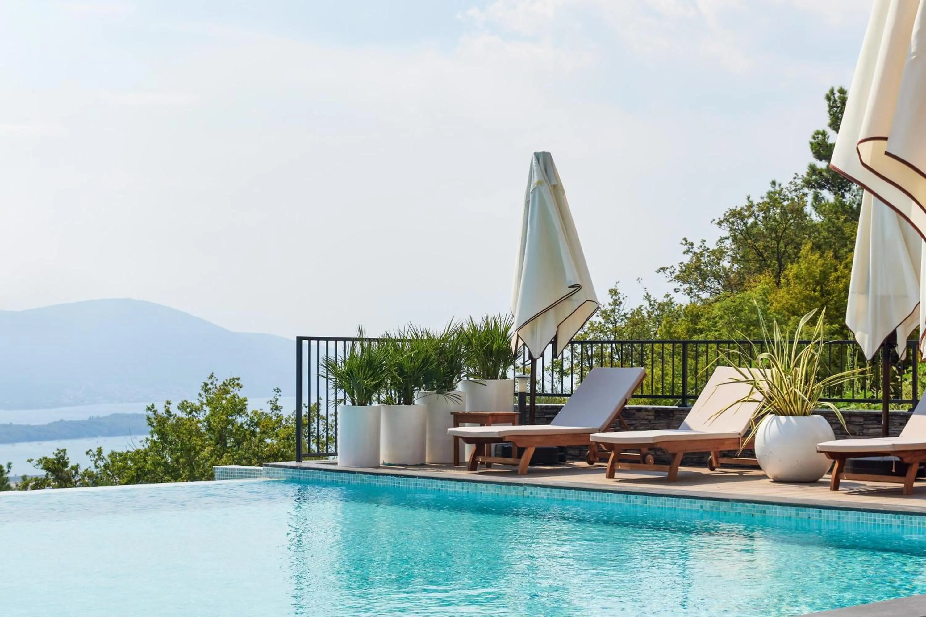 Swimming pool in Bayview Hills Luxury Residences