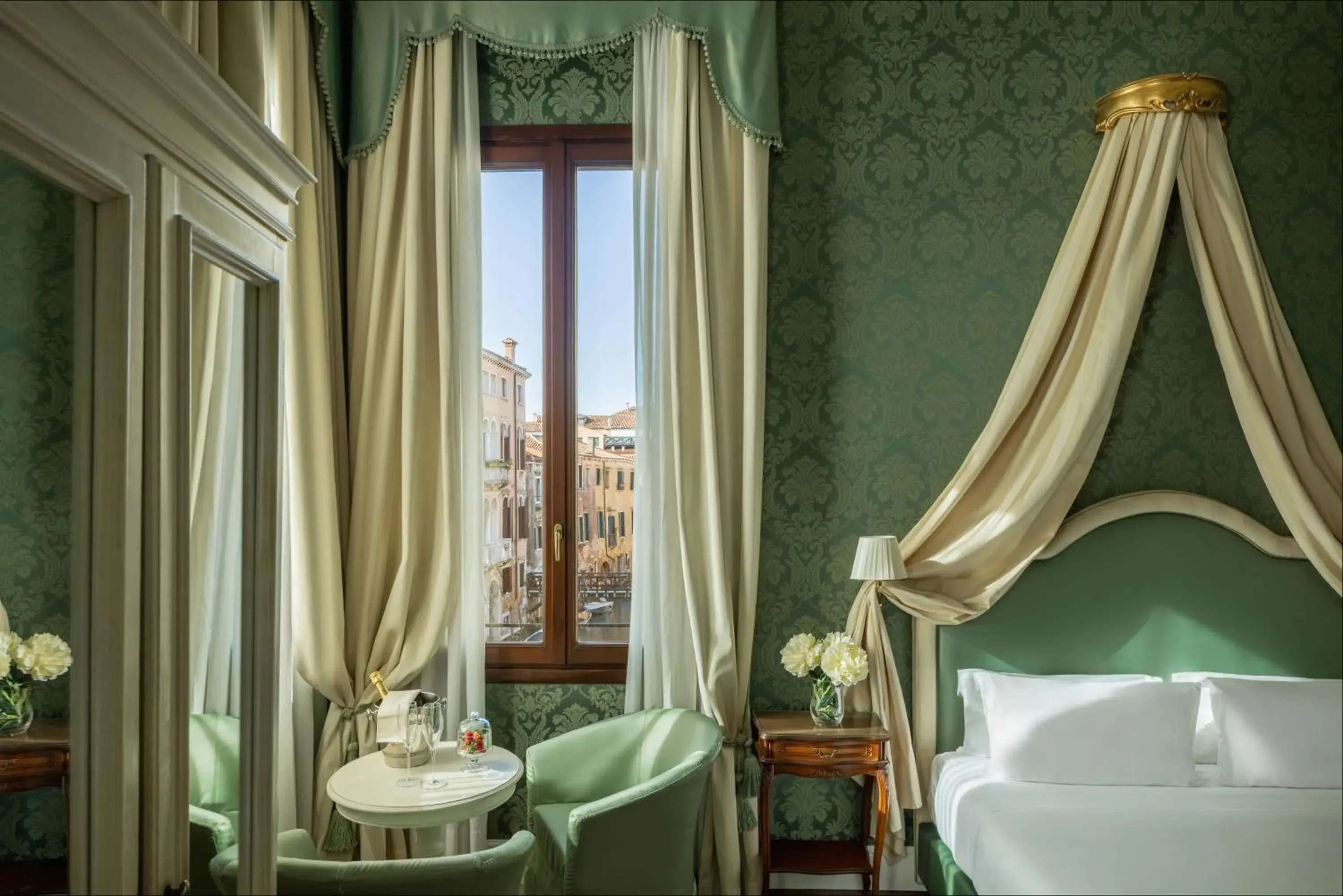 Photo of the whole room, Bed in Maison Venezia | UNA Esperienze Photo of the whole room, Bed in Maison Venezia | UNA Esperienze