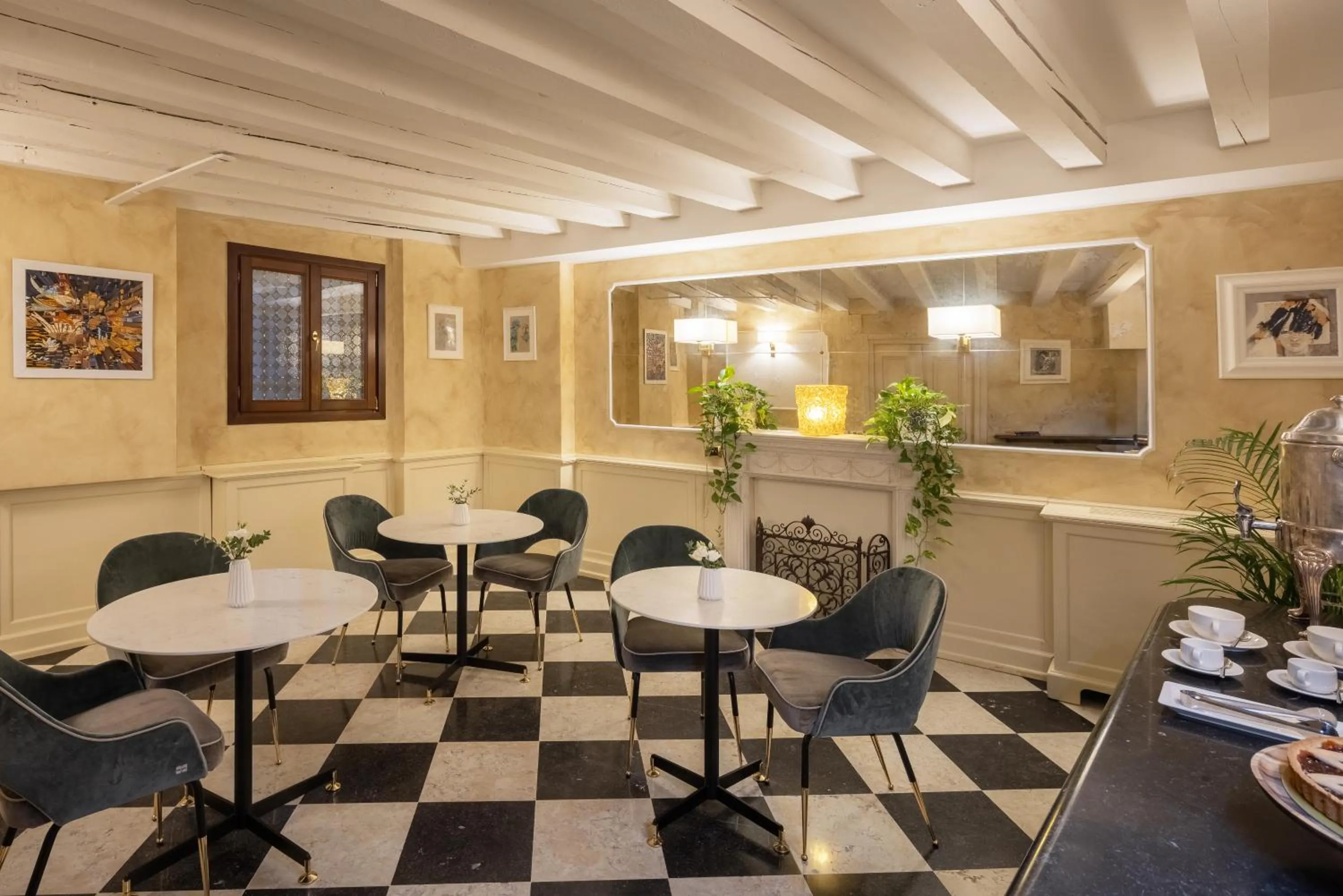 Lounge or bar in Maison Venezia | UNA Esperienze
