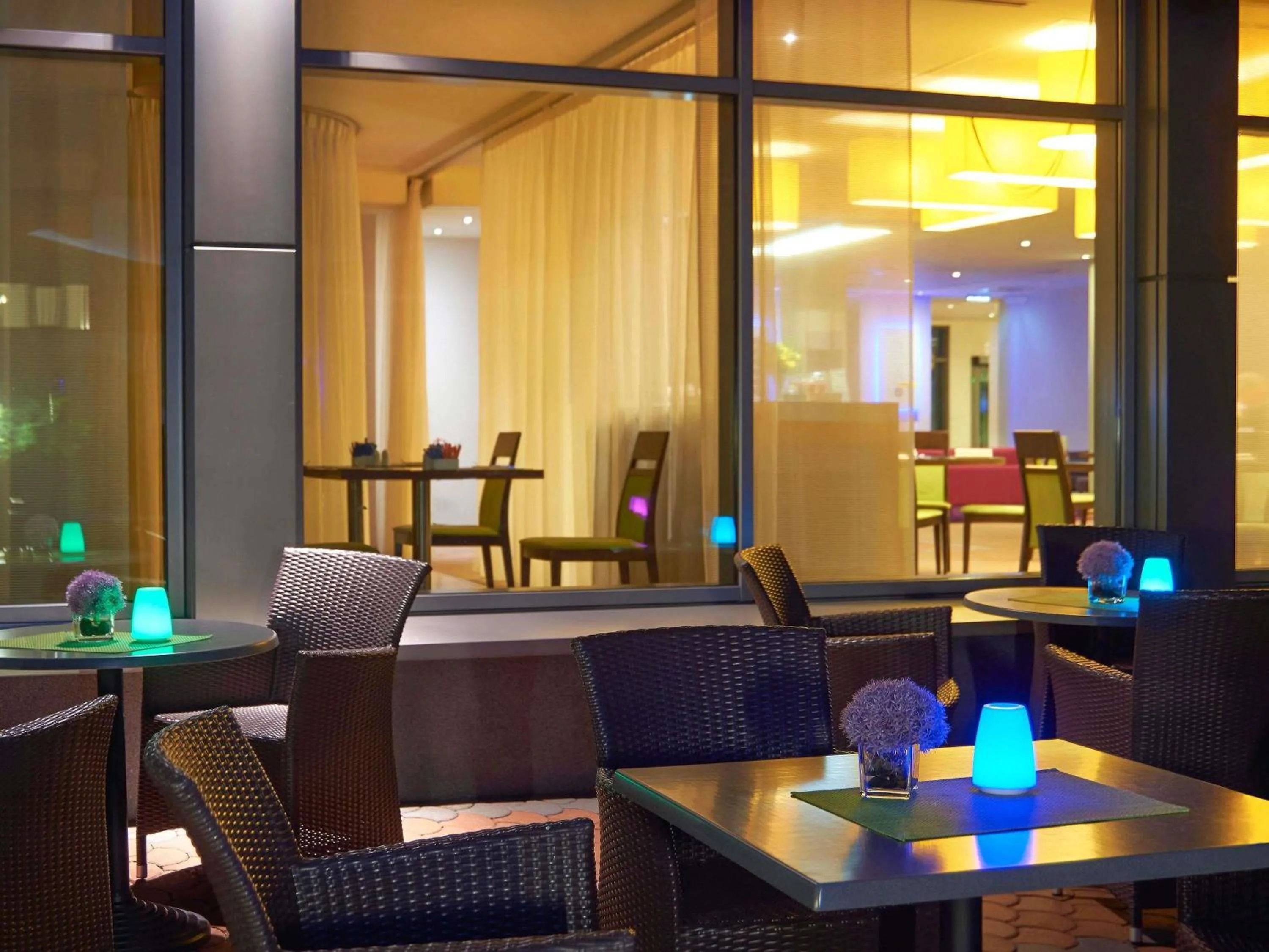 Lounge or bar in Novotel Poznań Malta