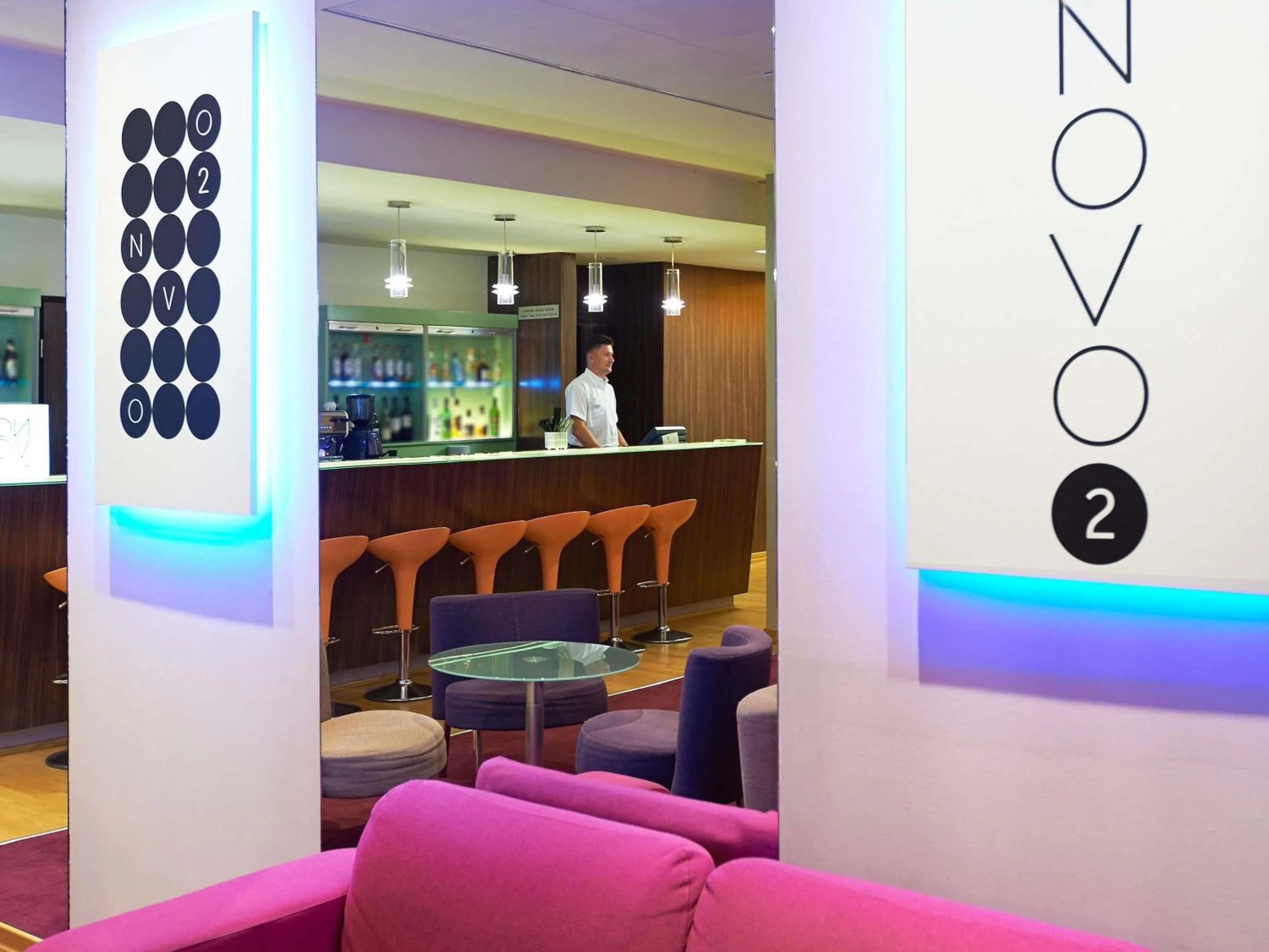 Lounge or bar in Novotel Poznań Malta