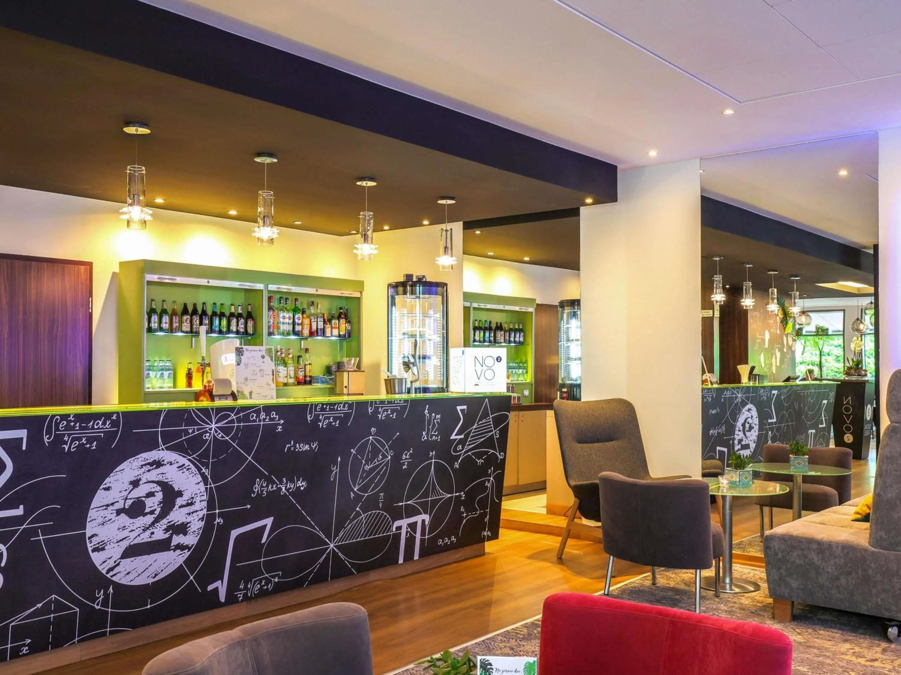 Lounge or bar in Novotel Poznań Malta