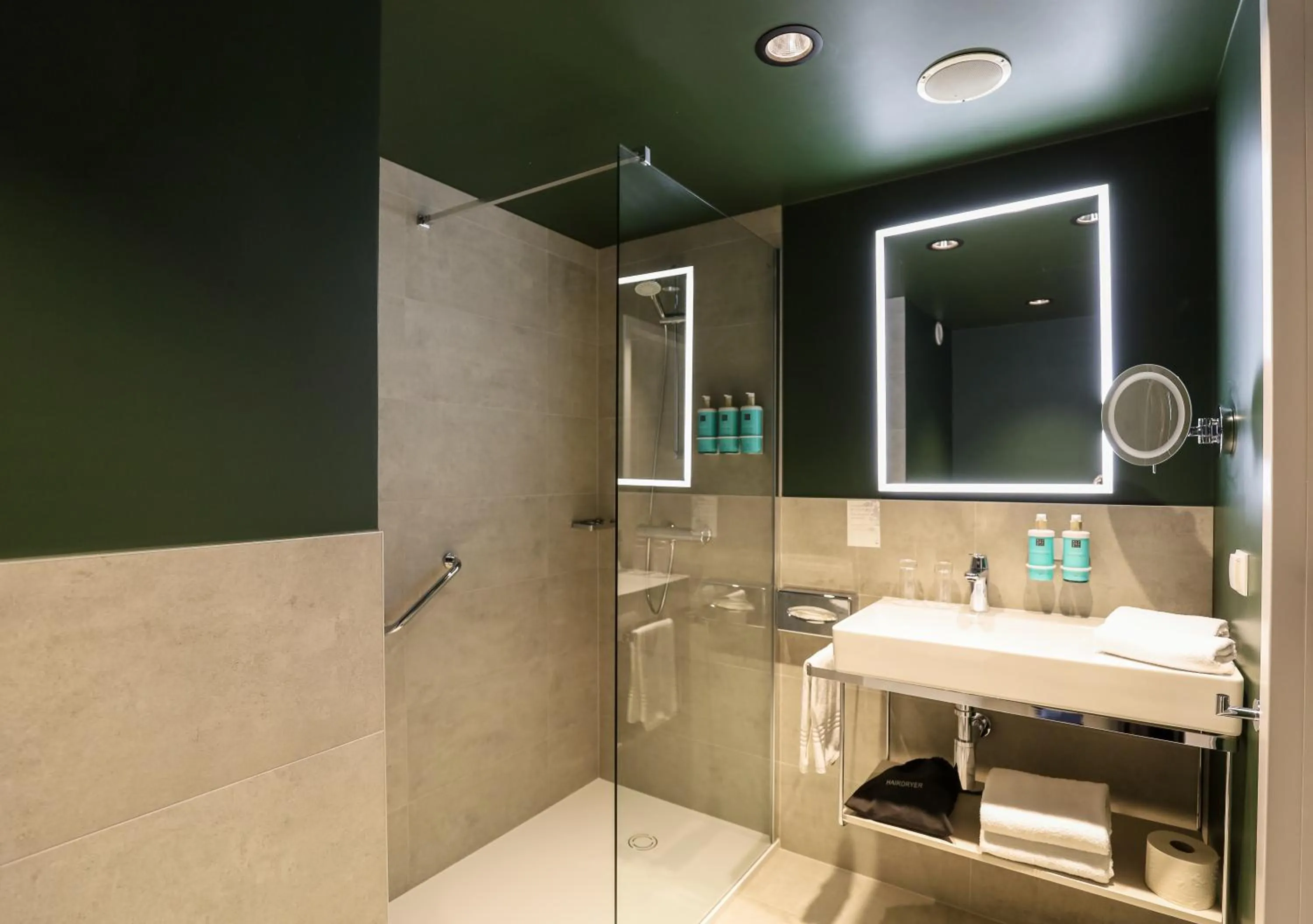 Shower in Novotel Poznań Malta