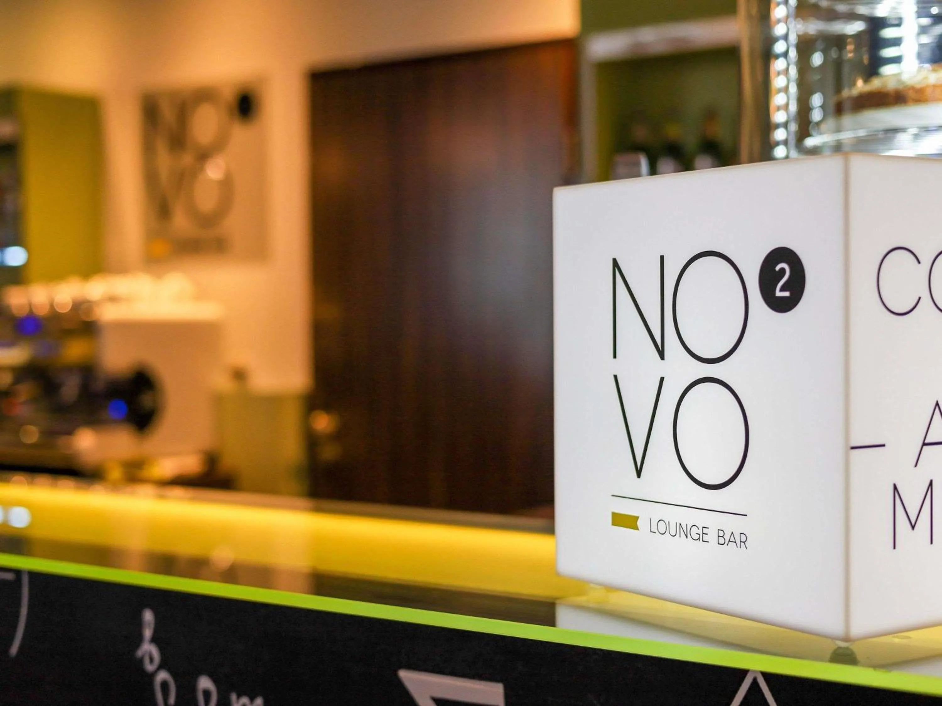 Lounge or bar in Novotel Poznań Malta