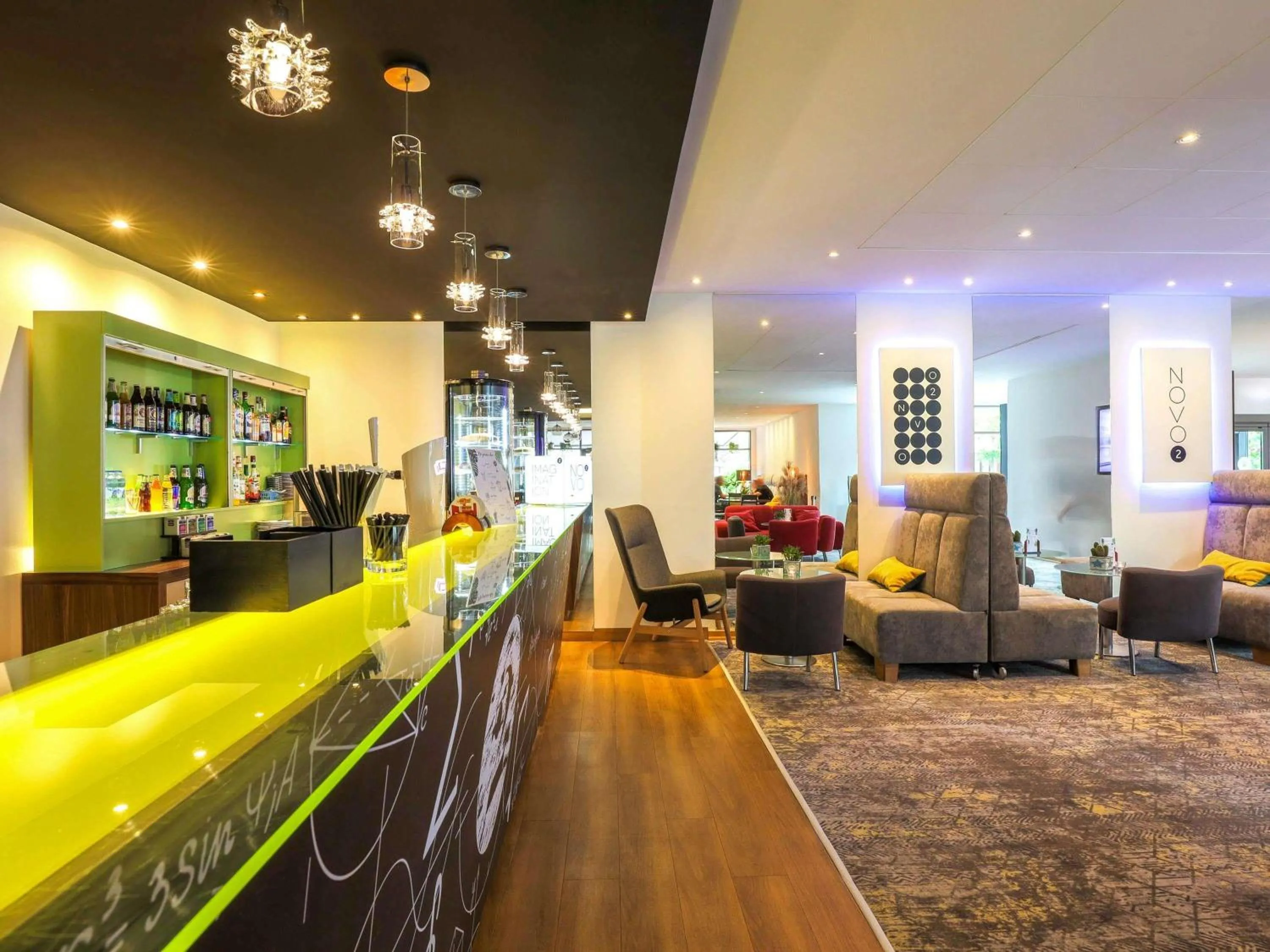 Lounge or bar in Novotel Poznań Malta