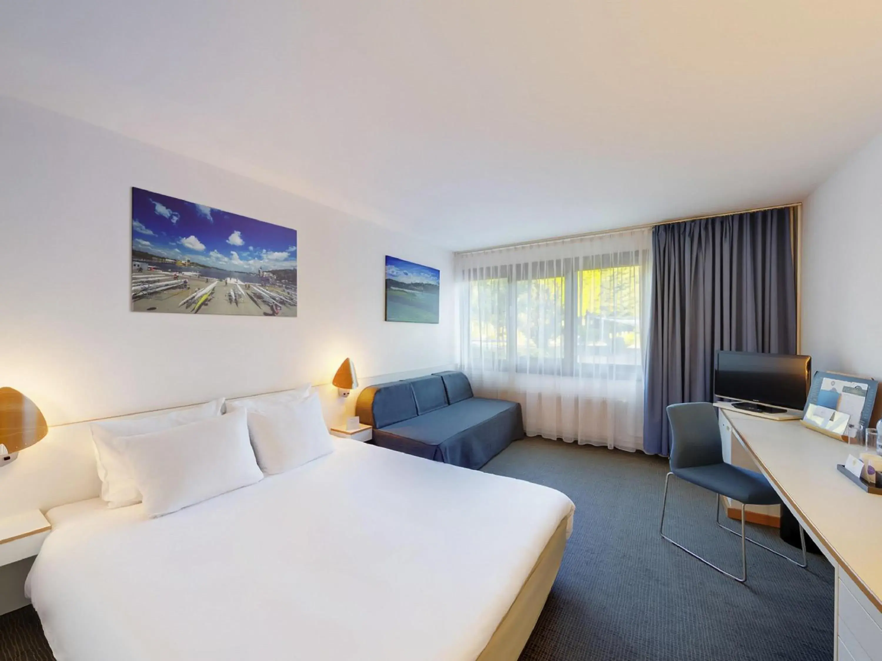 Standard Double Room with Sofa in Novotel Poznań Malta Standard Double Room with Sofa in Novotel Poznań Malta