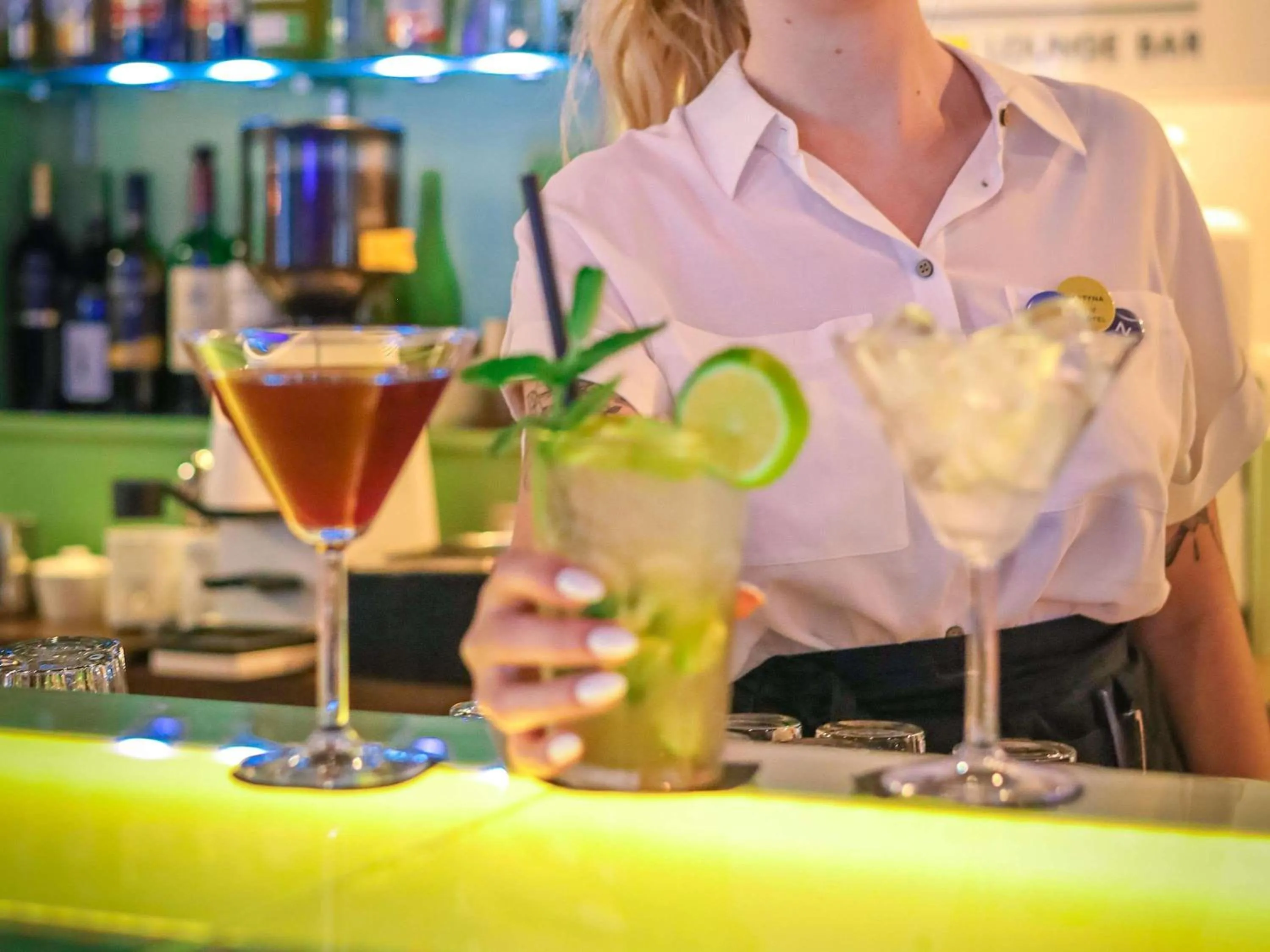 Lounge or bar in Novotel Poznań Malta