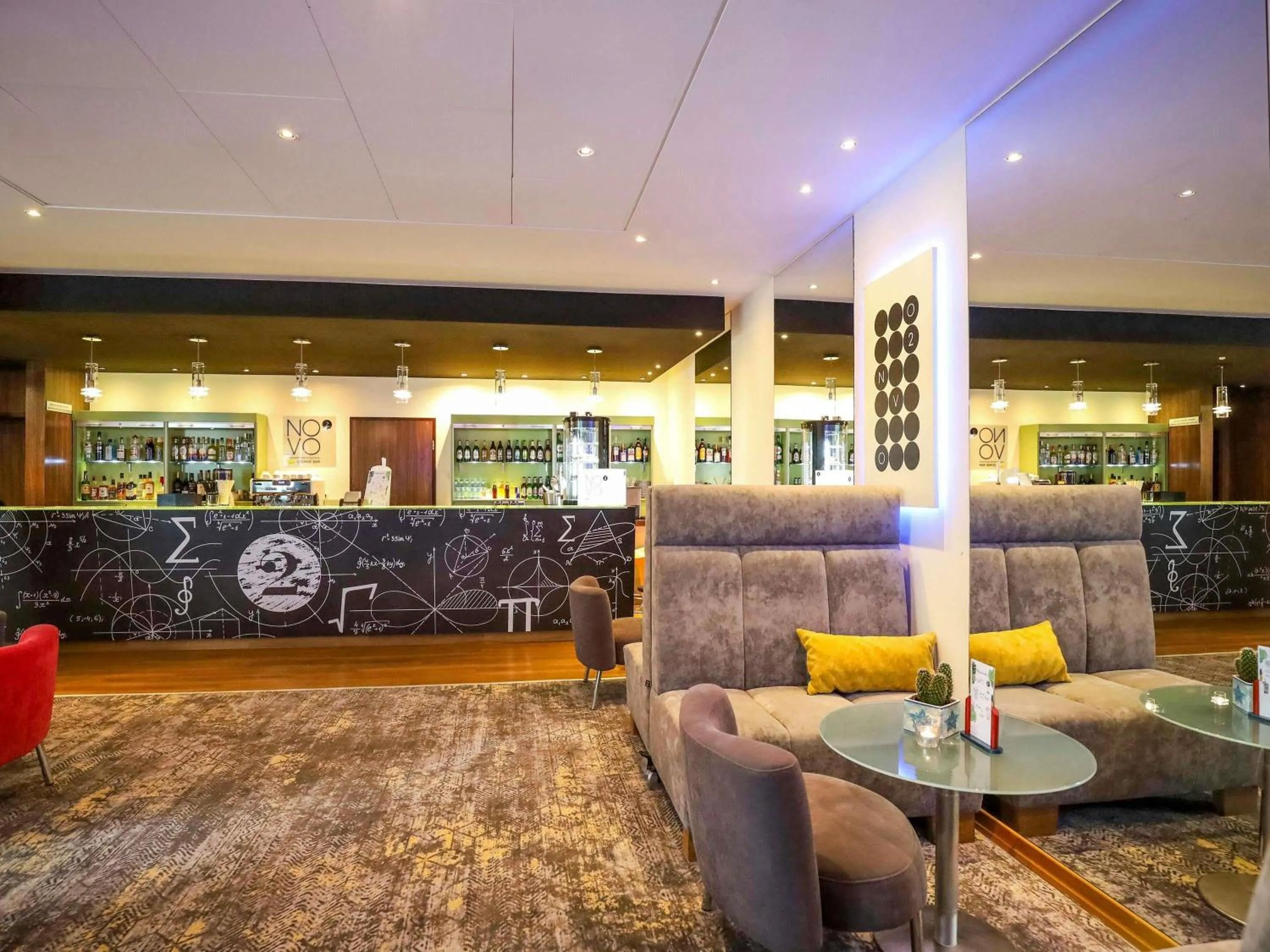 Lounge or bar in Novotel Poznań Malta