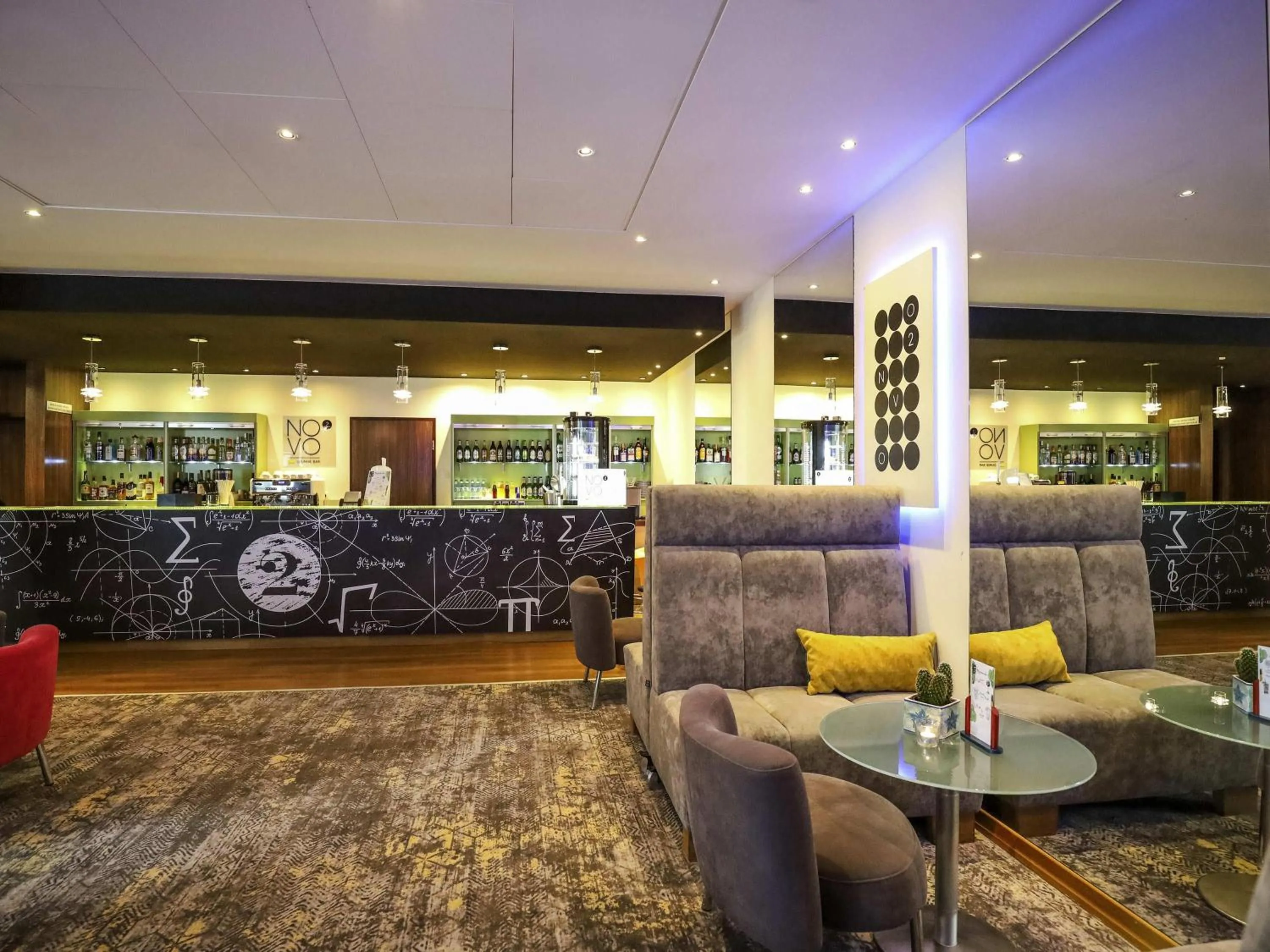 Lounge or bar in Novotel Poznań Malta