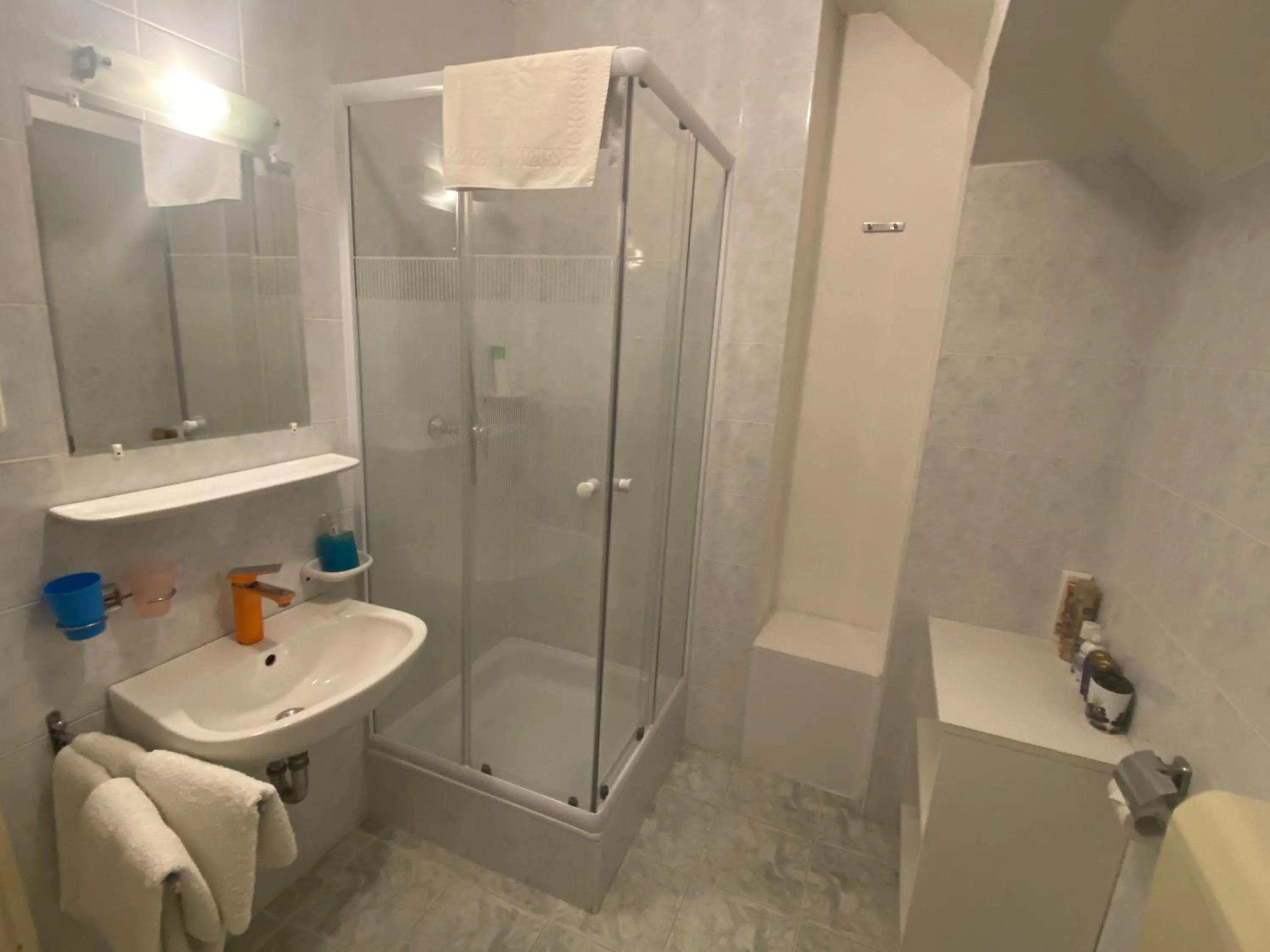 Shower in Villa Valeria Heviz