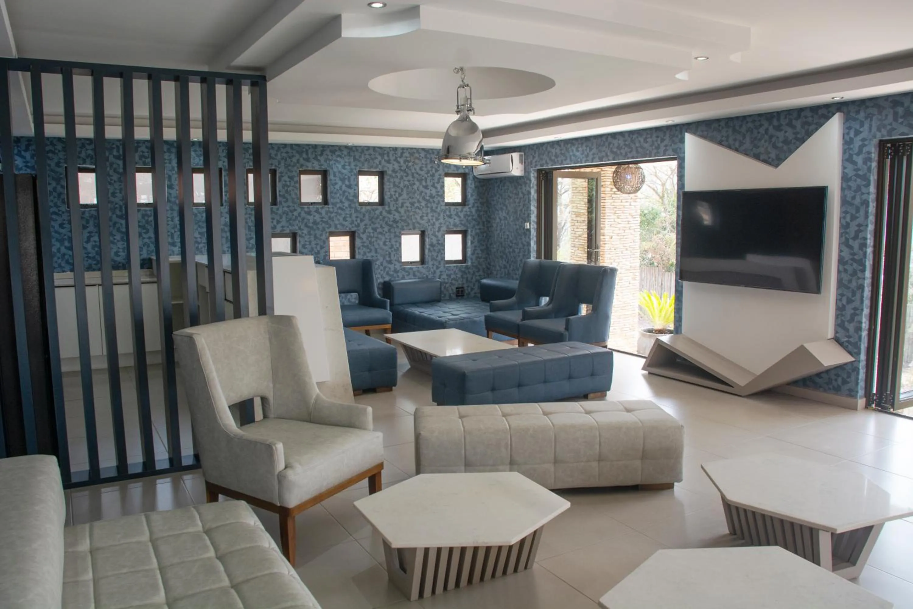 Communal lounge/ TV room in Impecto Guest House