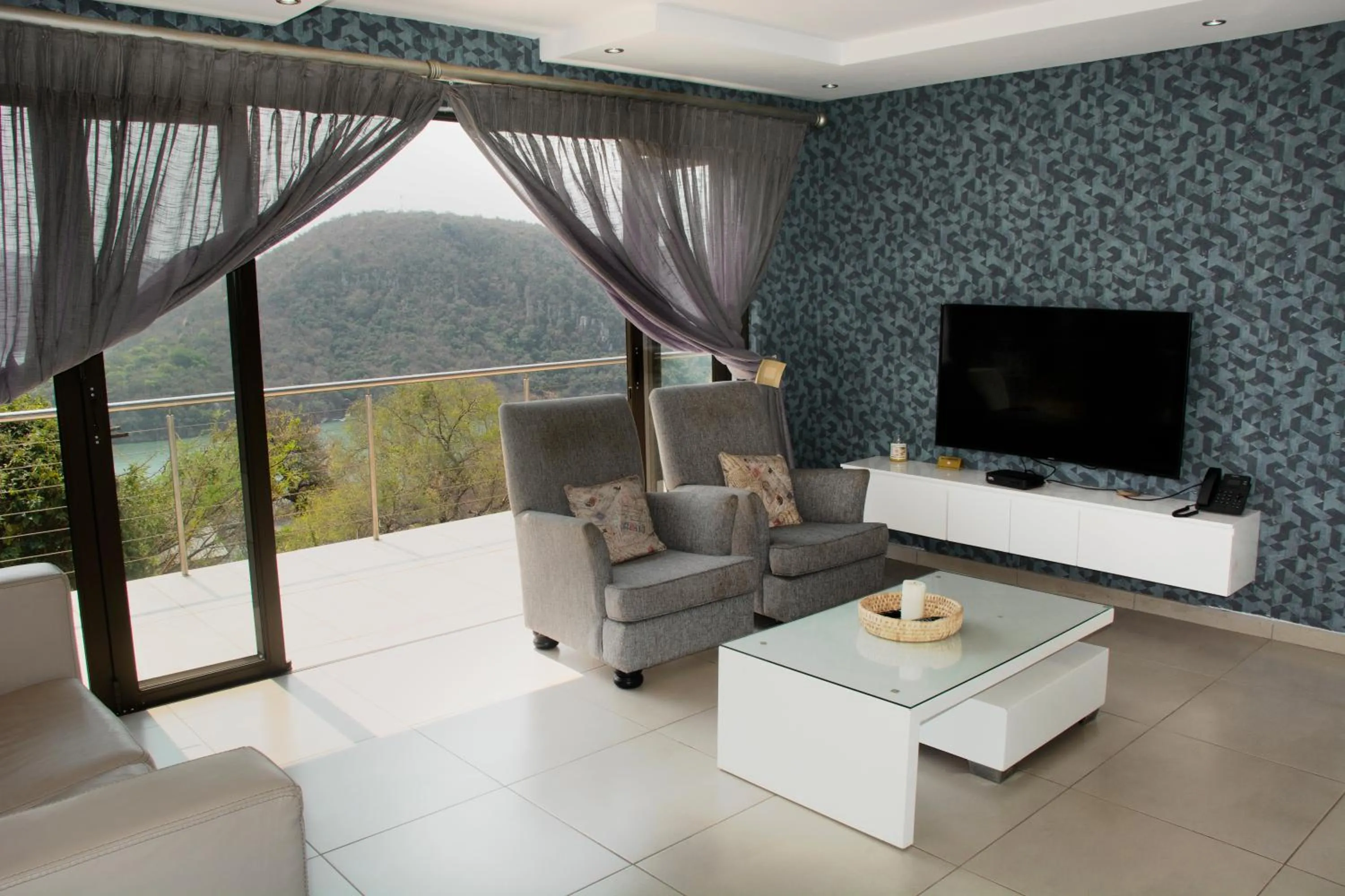 Communal lounge/ TV room in Impecto Guest House