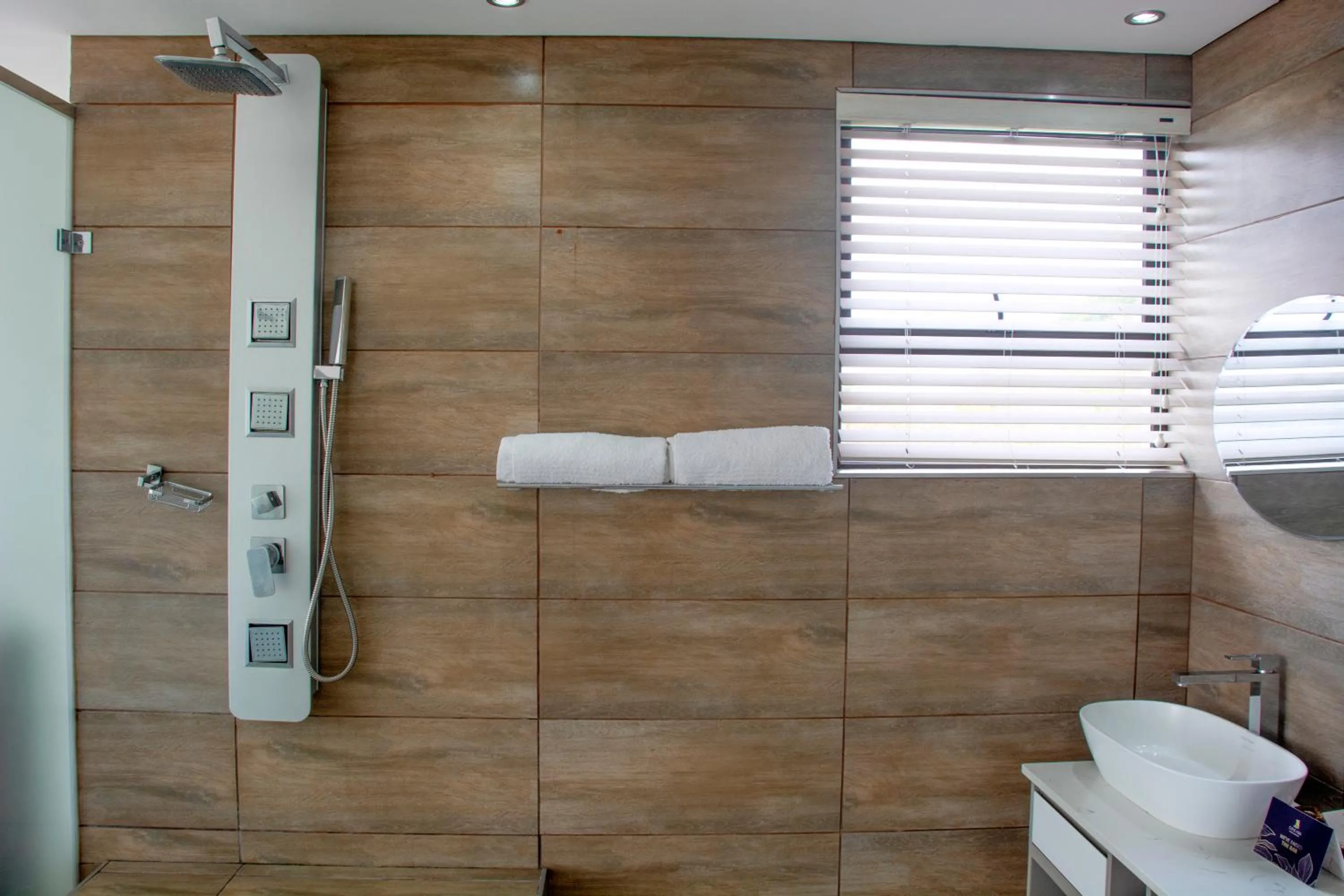 Shower in Impecto Guest House