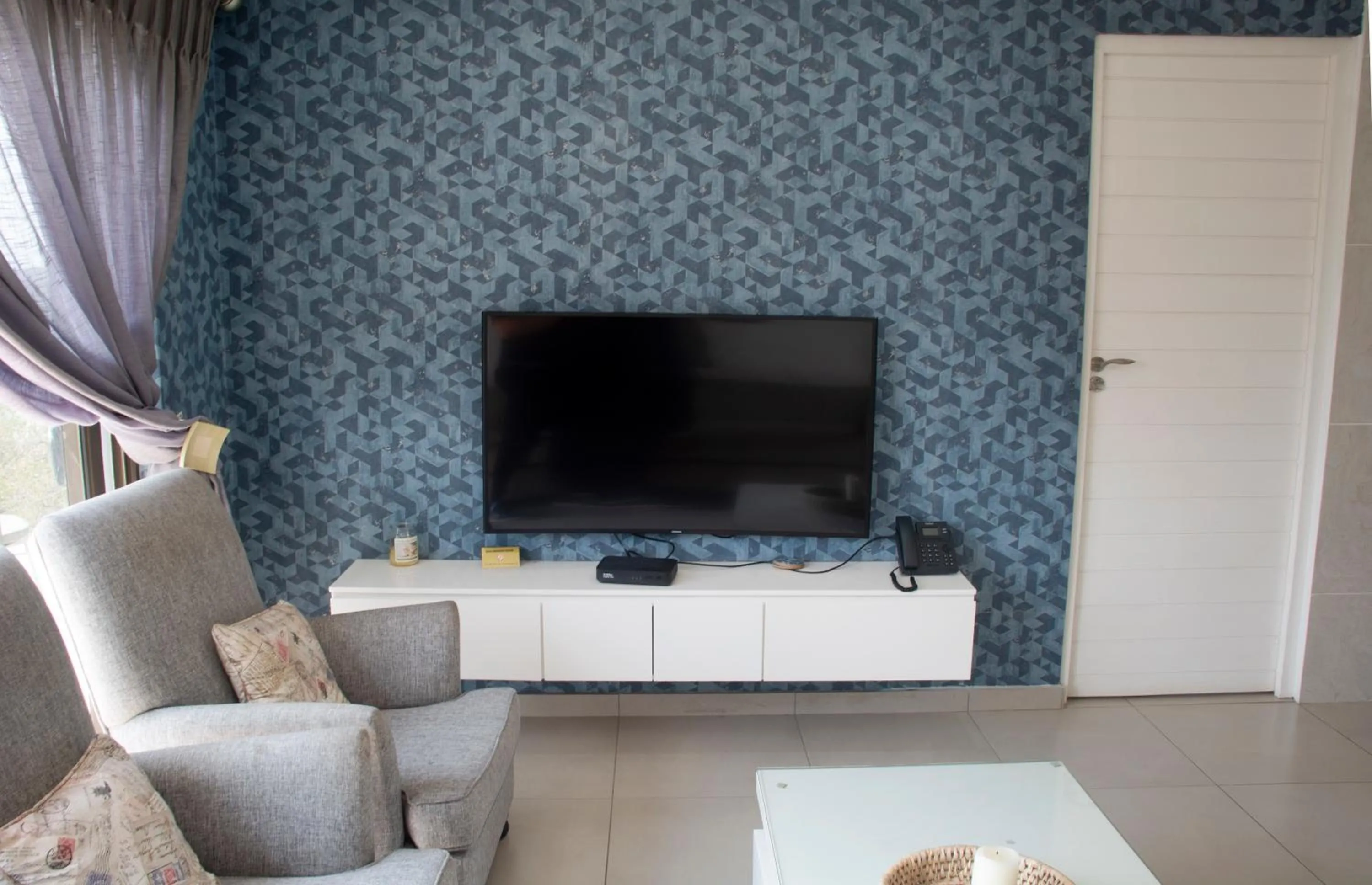 Communal lounge/ TV room in Impecto Guest House