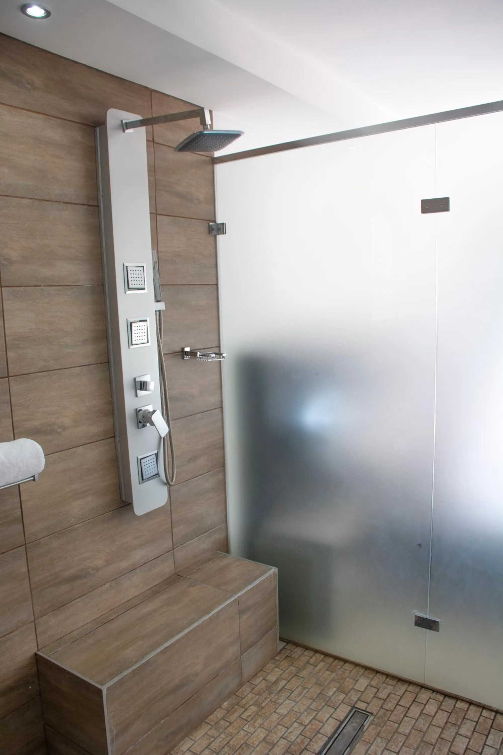 Shower in Impecto Guest House