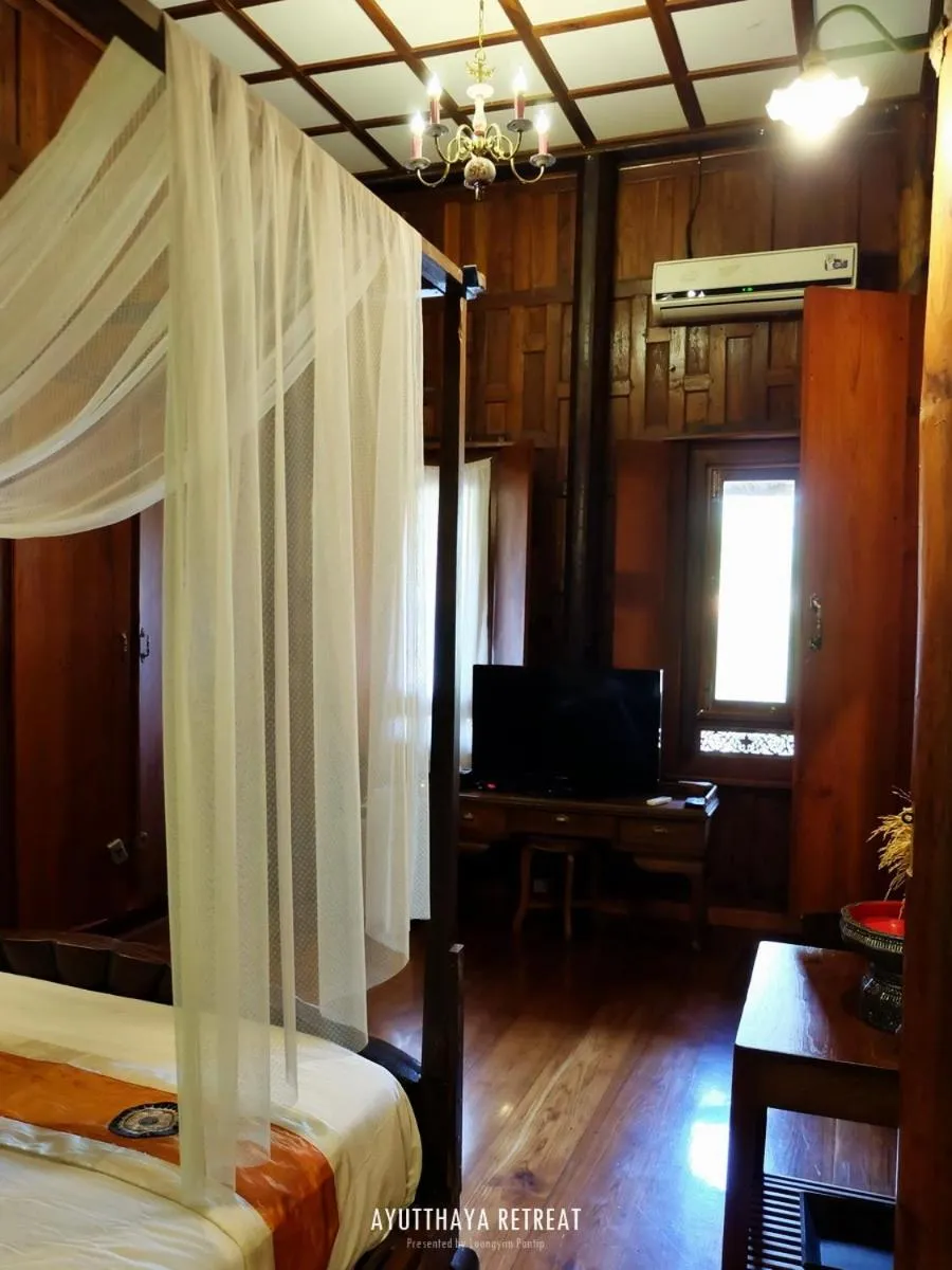 Photo of the whole room, Bed in Ayutthaya retreat