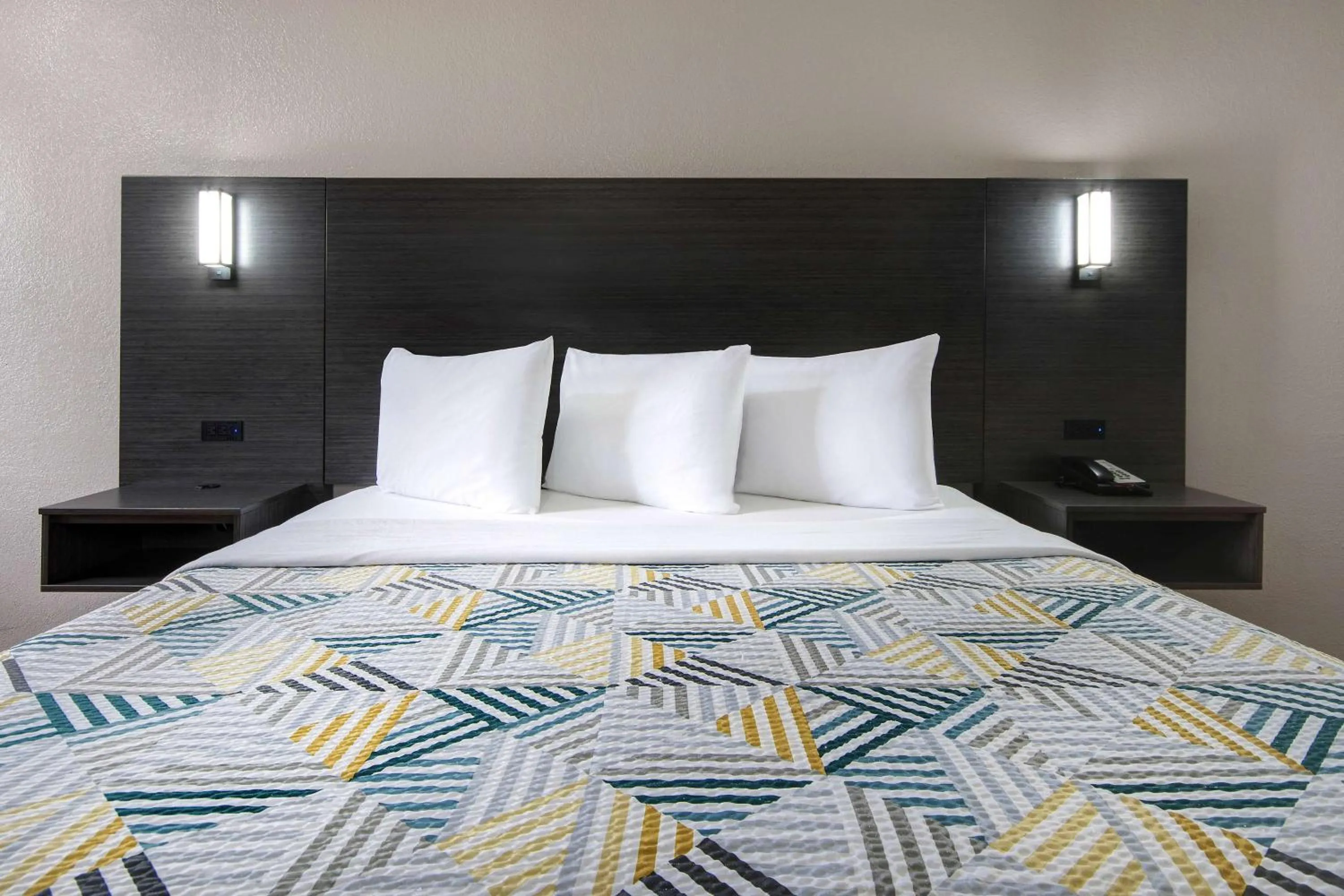 Bedroom, Bed in Studio 6 San Antonio TX Northwest Medical Center