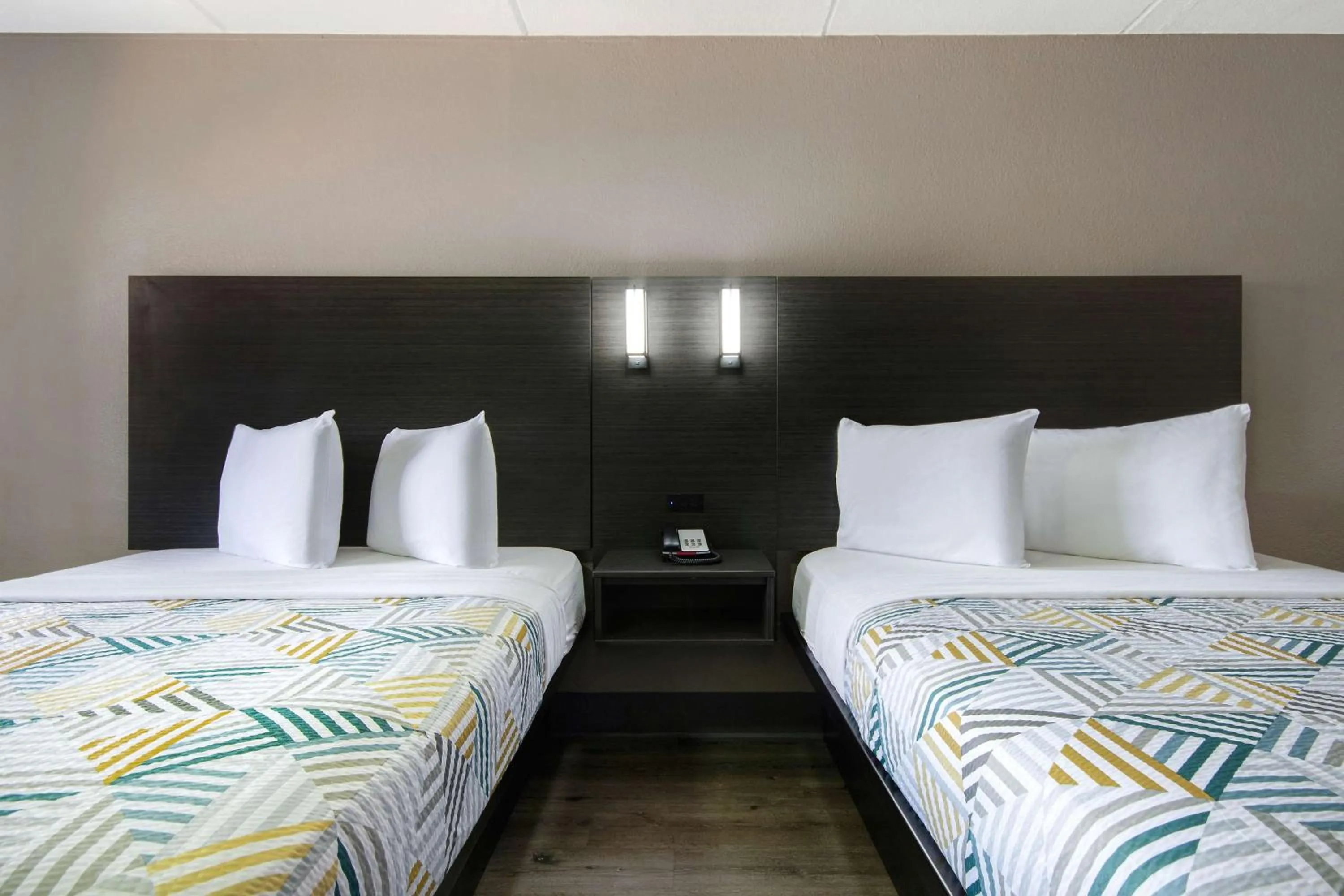 Bedroom, Bed in Studio 6 San Antonio TX Northwest Medical Center