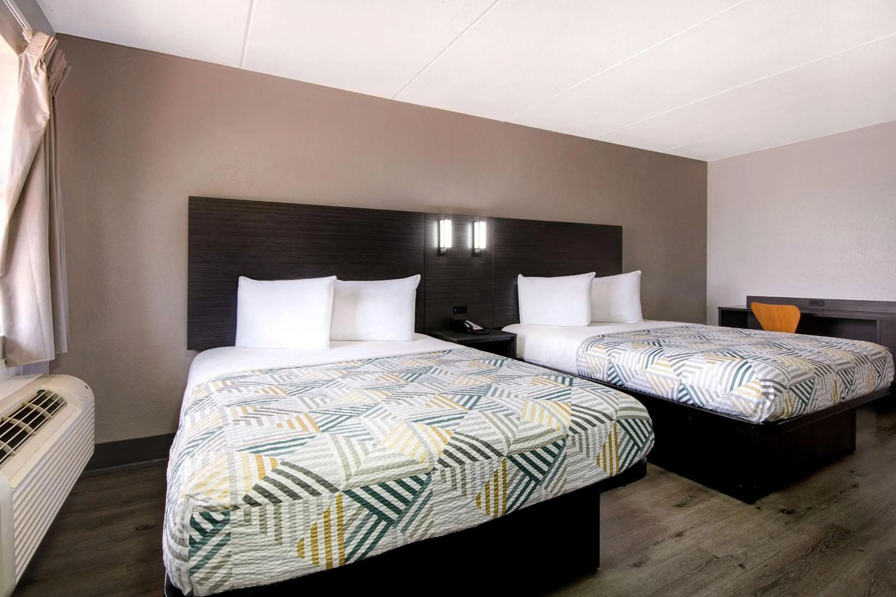 Bedroom, Bed in Studio 6 San Antonio TX Northwest Medical Center