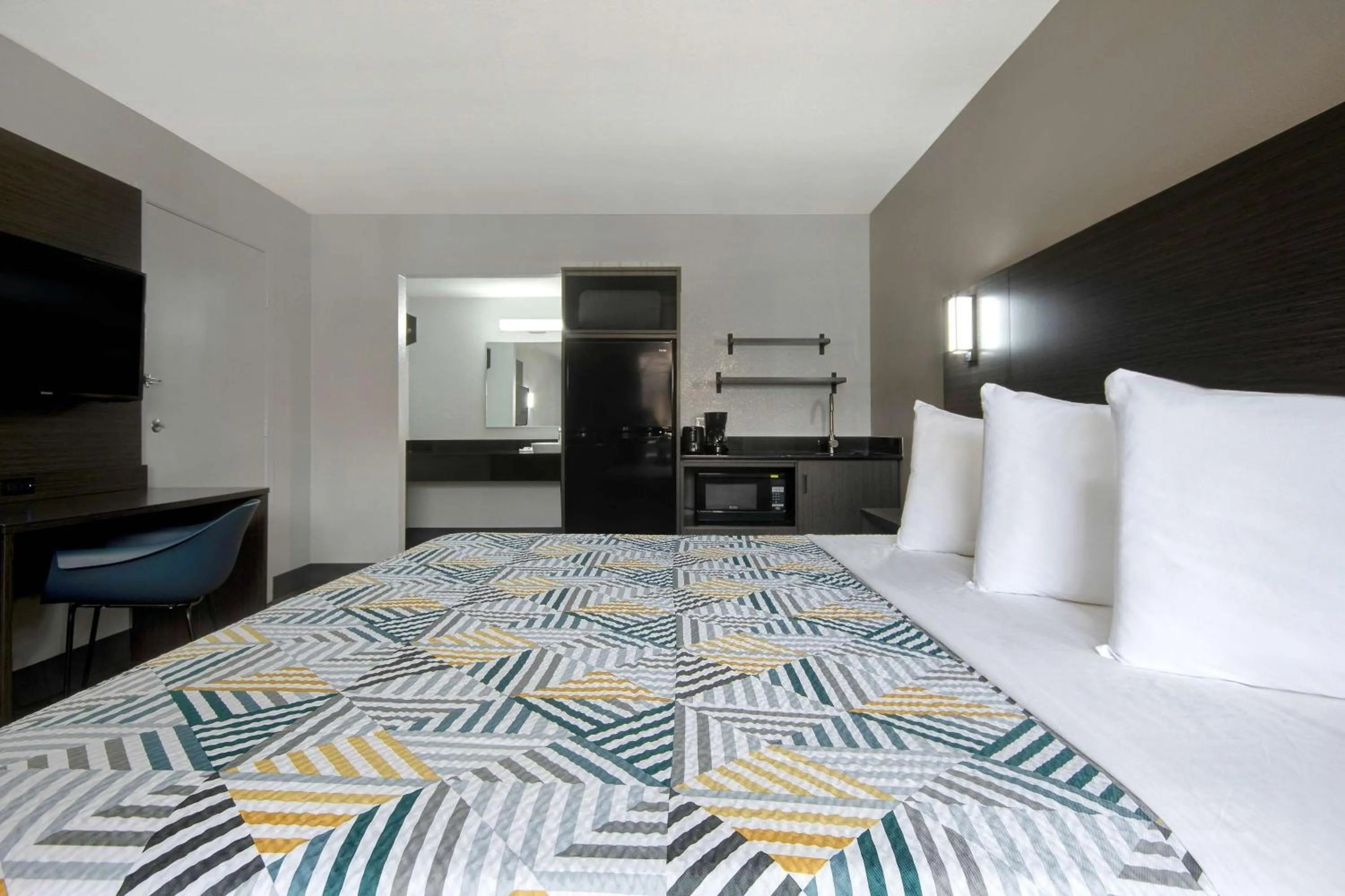 Bedroom, Bed in Studio 6 San Antonio TX Northwest Medical Center