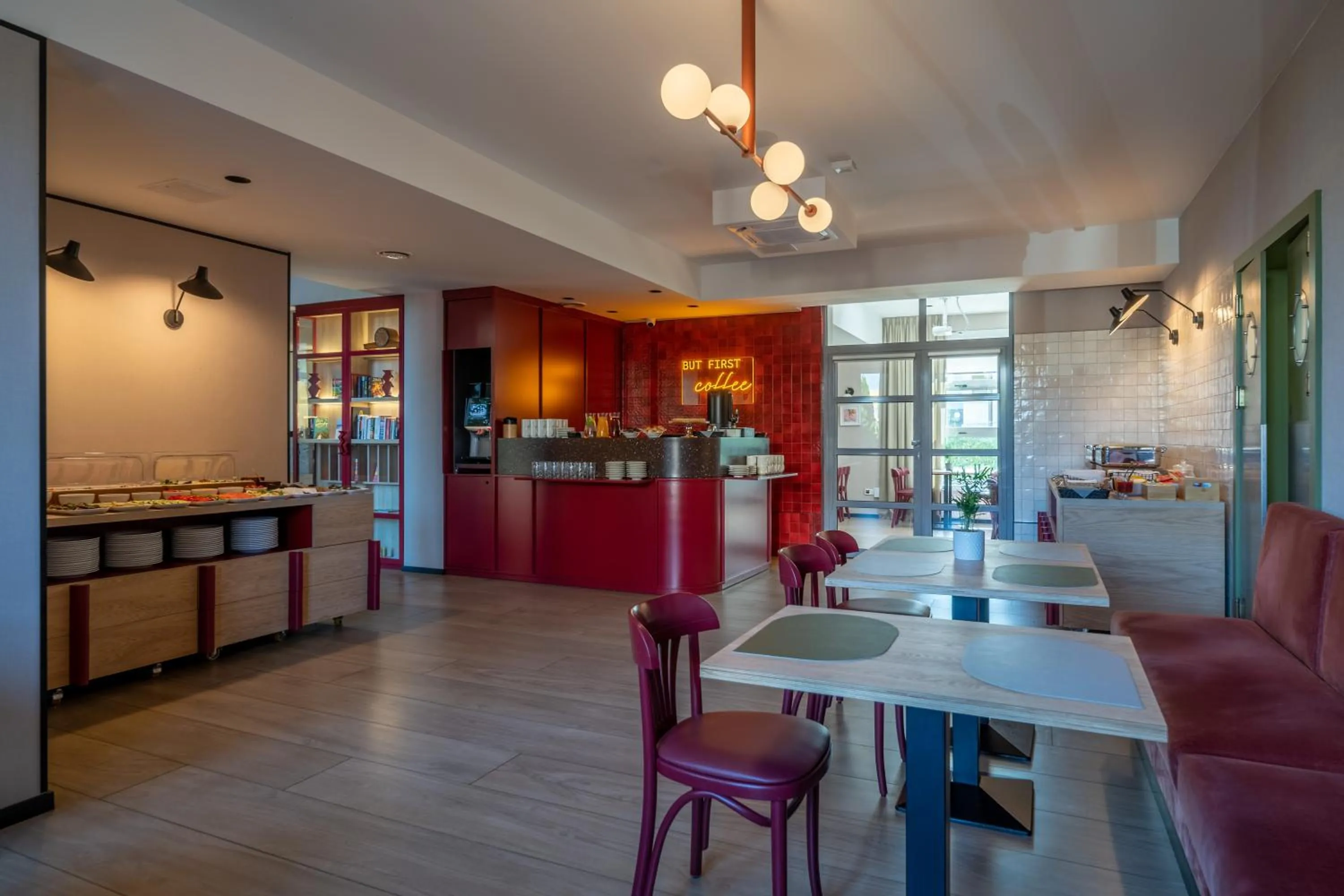 Restaurant/places to eat in Antares Hotel