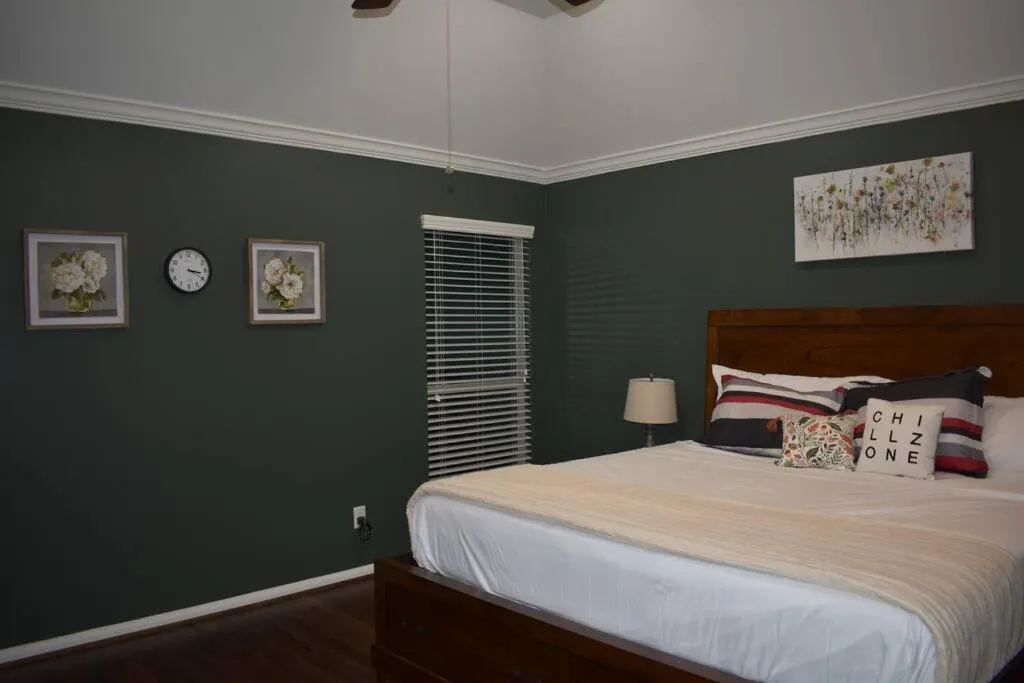 Bed in Spacious Conroe Home around 4 miles to the Lake