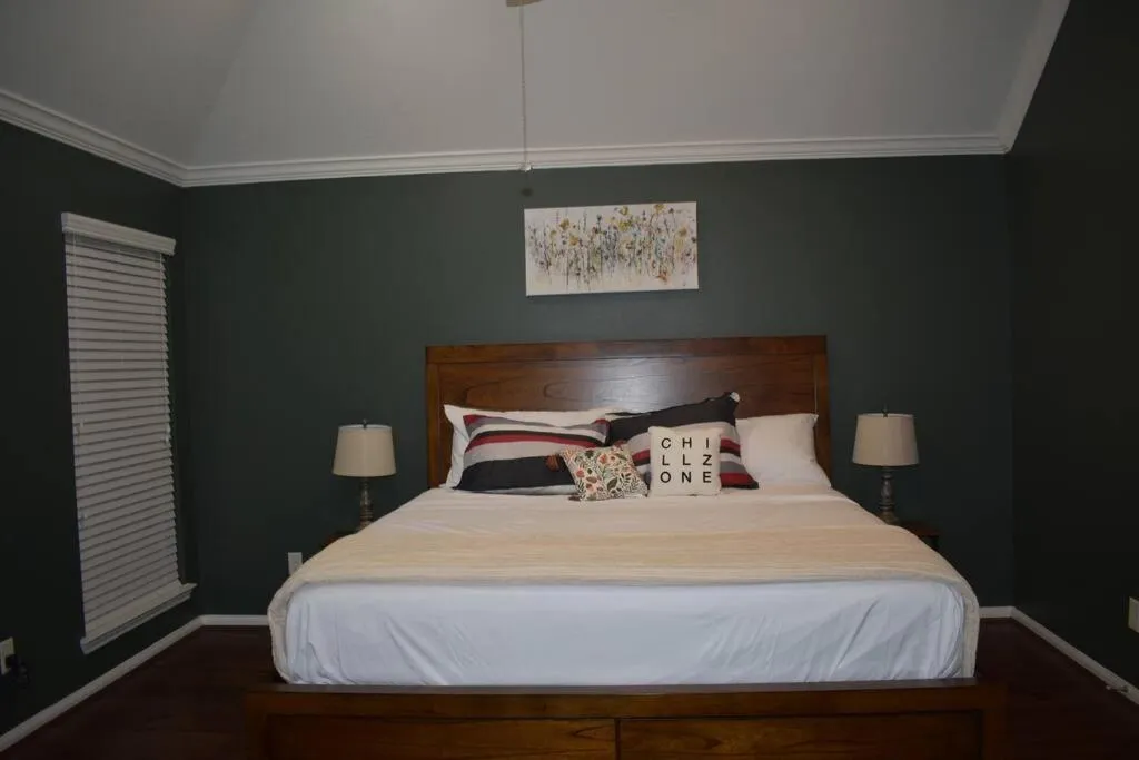 Bed in Spacious Conroe Home around 4 miles to the Lake