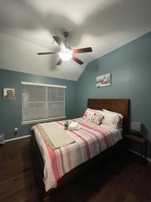 Bed in Spacious Conroe Home around 4 miles to the Lake