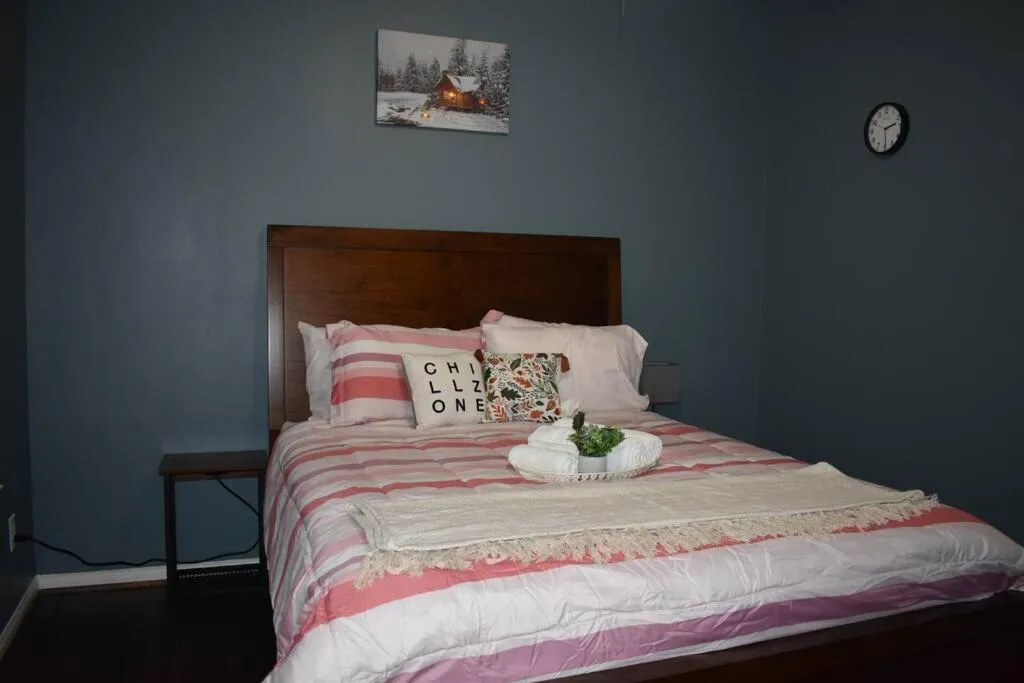 Bed in Spacious Conroe Home around 4 miles to the Lake