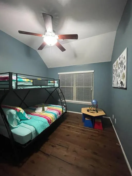 Bed in Spacious Conroe Home around 4 miles to the Lake