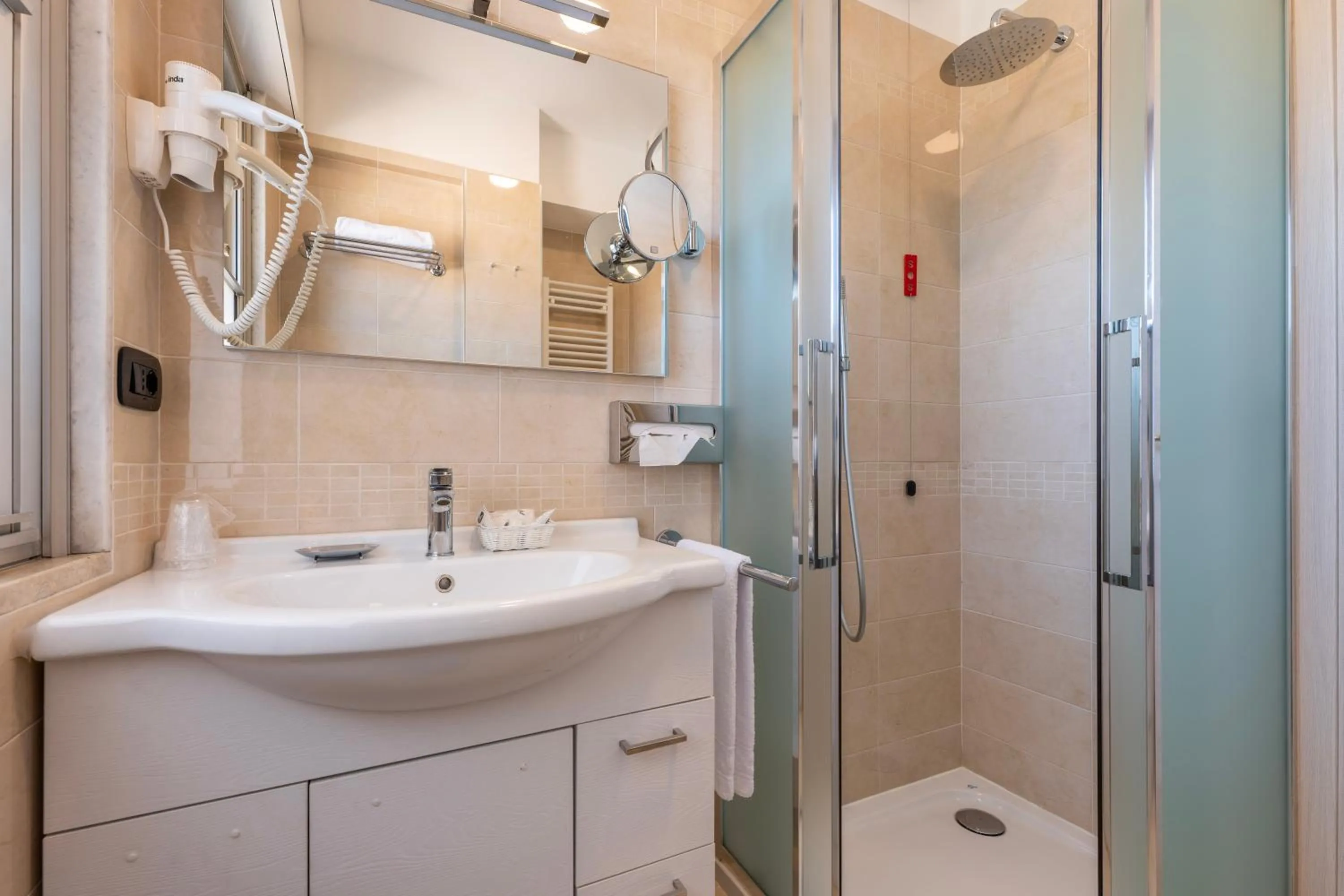 Shower in Hotel Bellevue Et Mediterranée