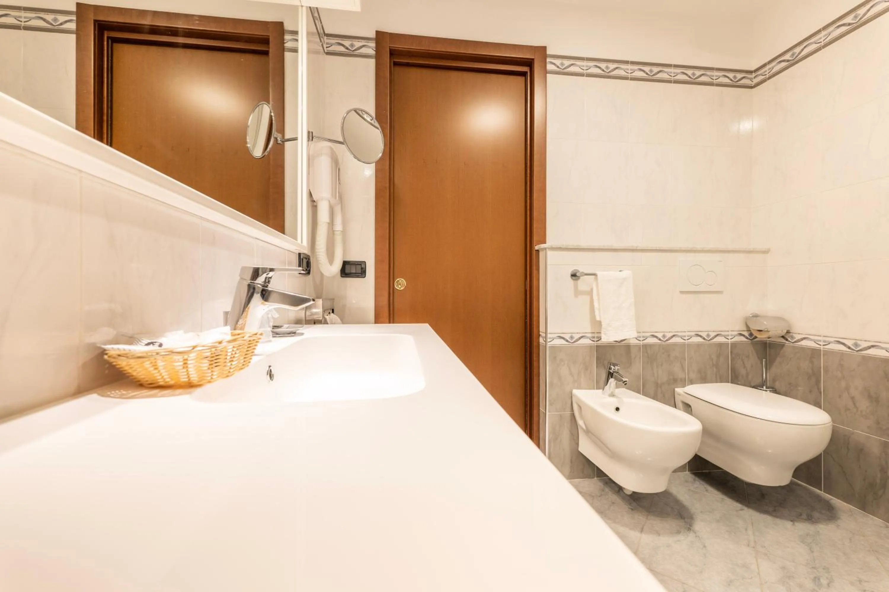 Toilet in Hotel Bellevue Et Mediterranée