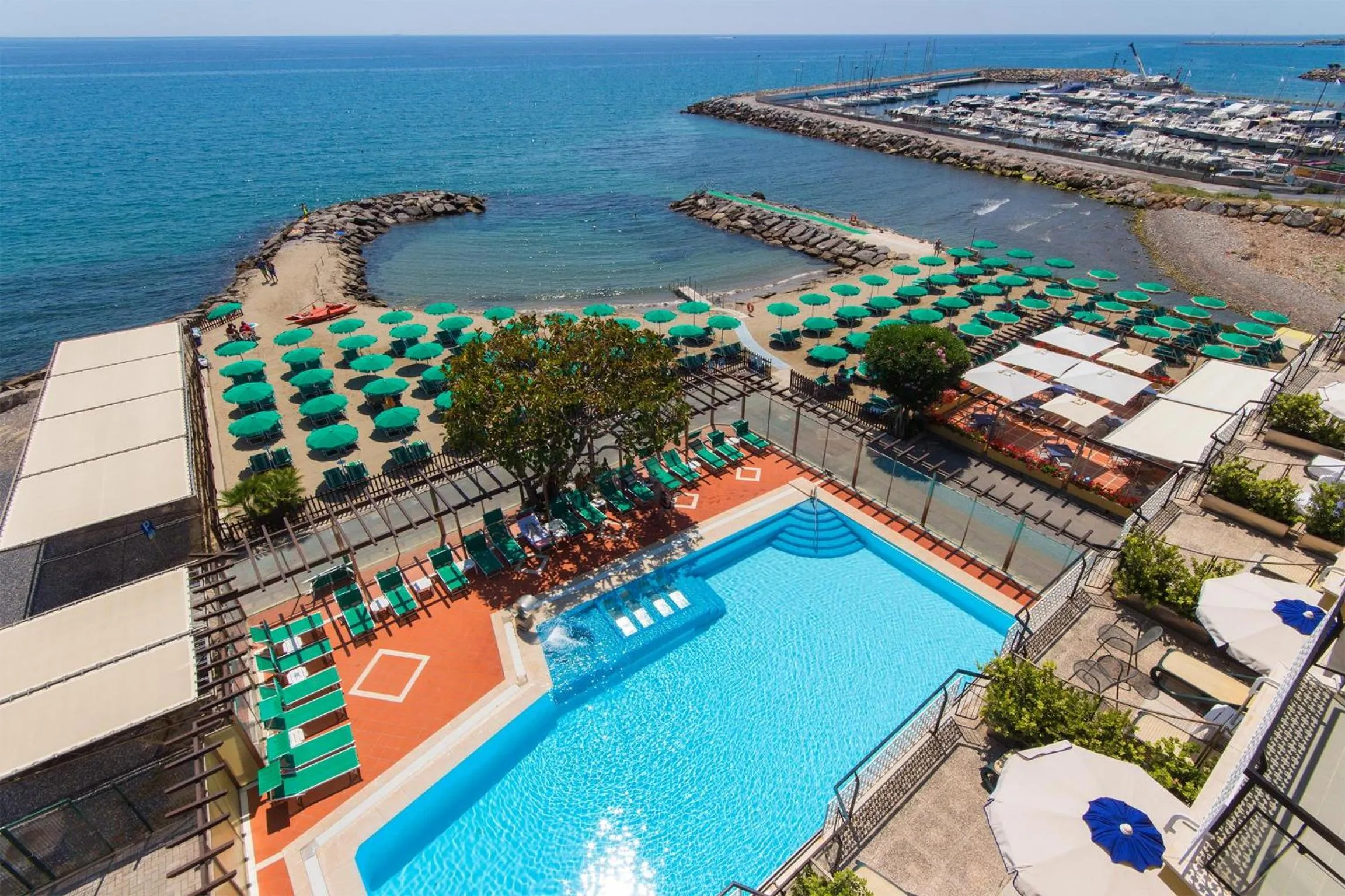 Property building in Hotel Bellevue Et Mediterranée