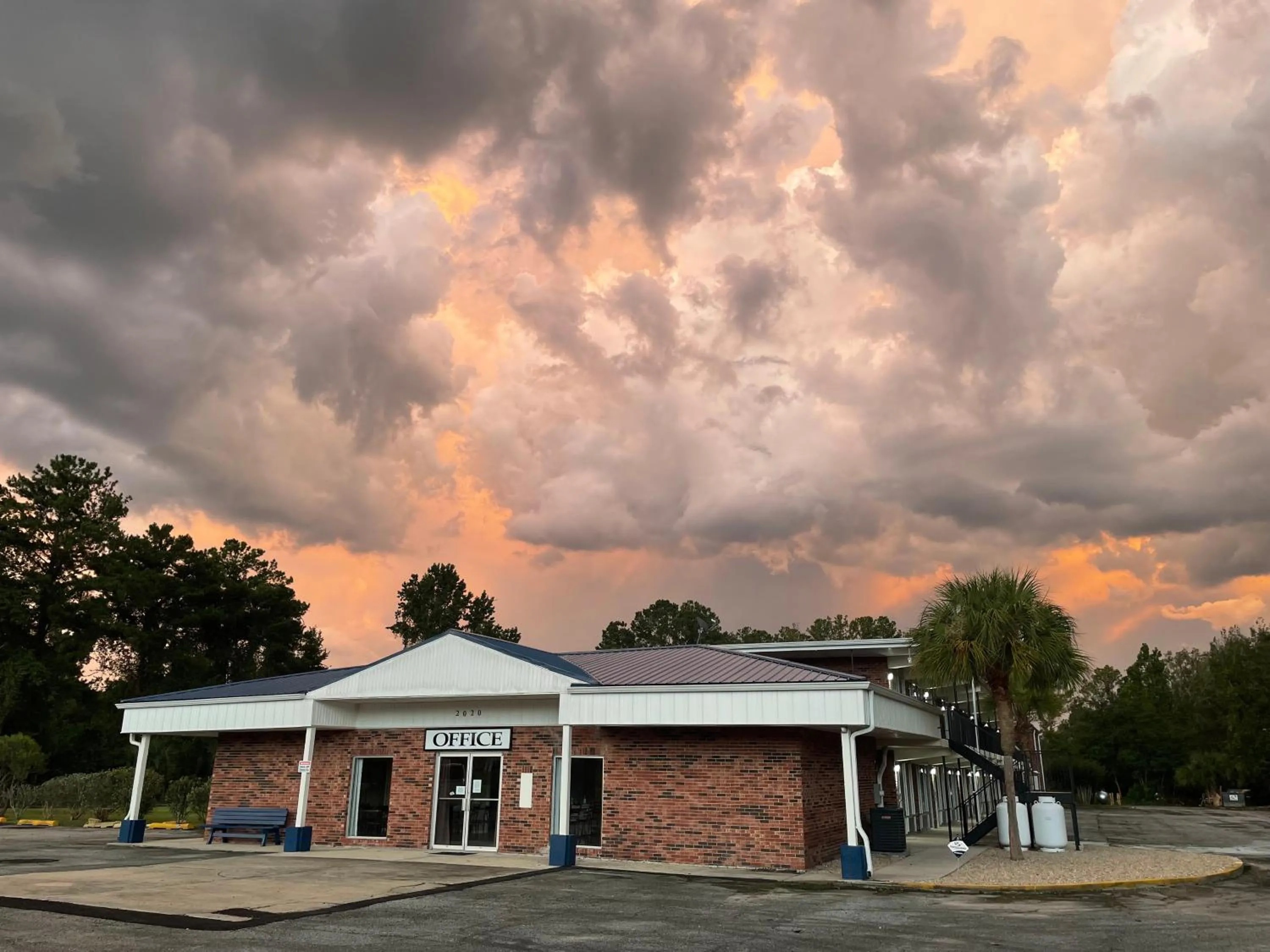 Property building in Econo Lodge