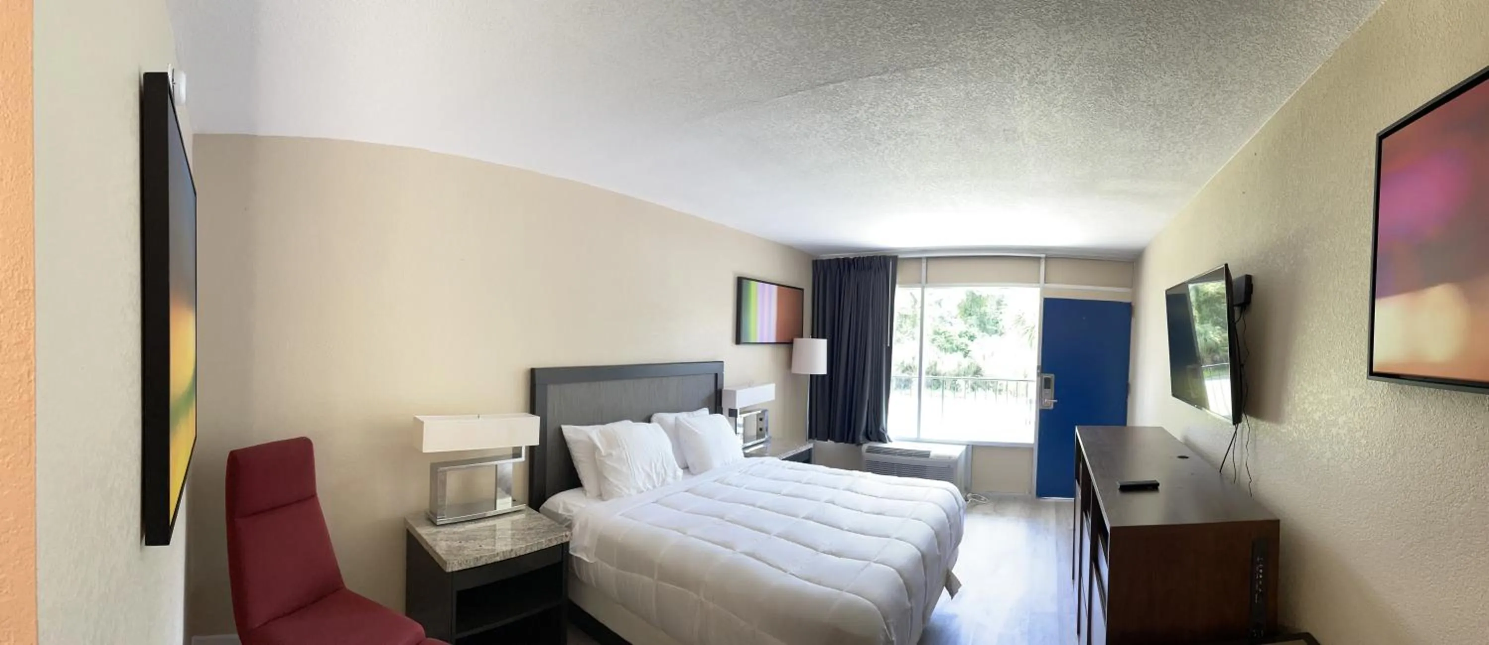 Photo of the whole room in Econo Lodge