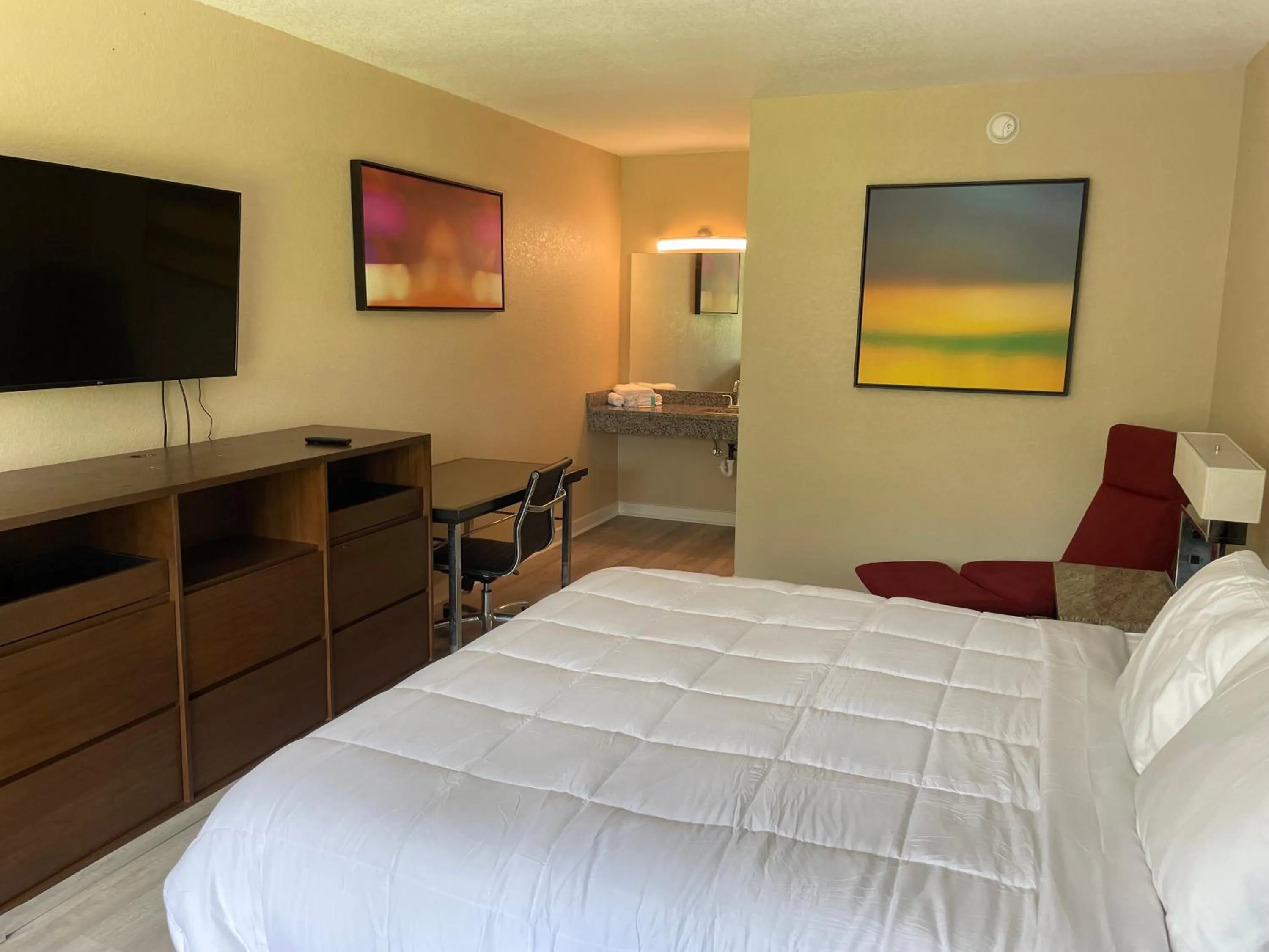 Bedroom in Econo Lodge