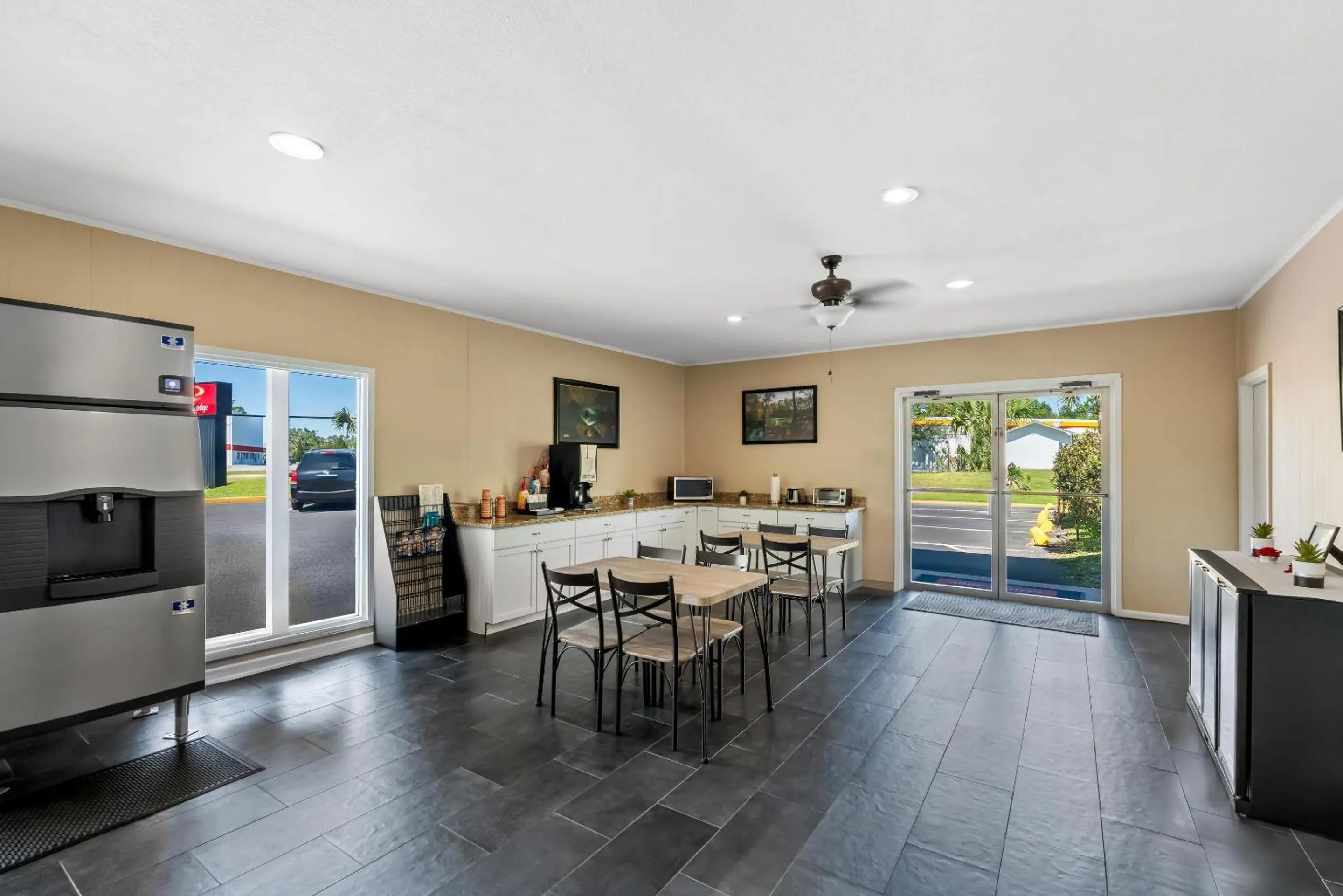 Breakfast in Econo Lodge