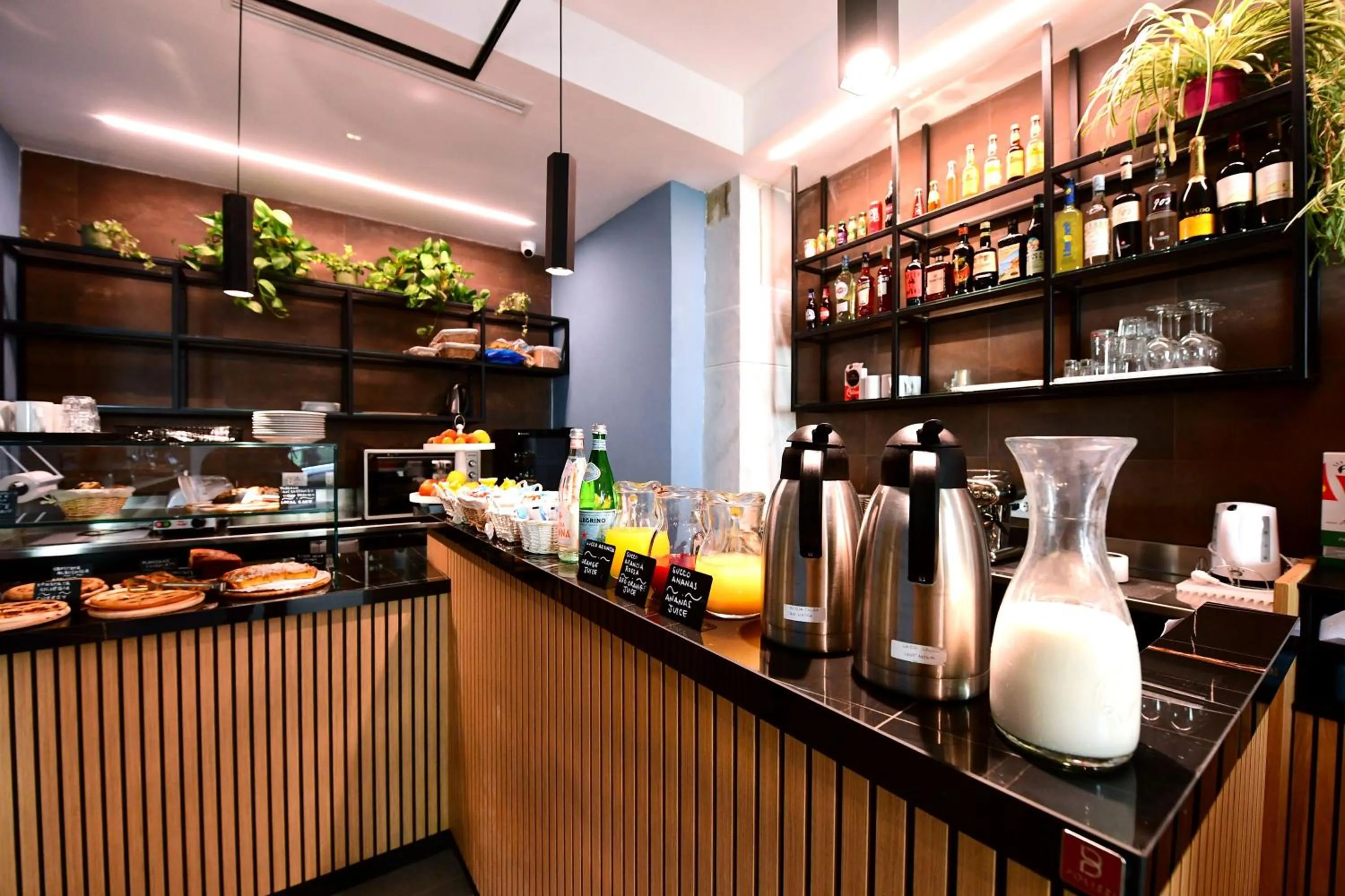 Food and drinks in Little Italy Hostel Ex Chiesa S Donato